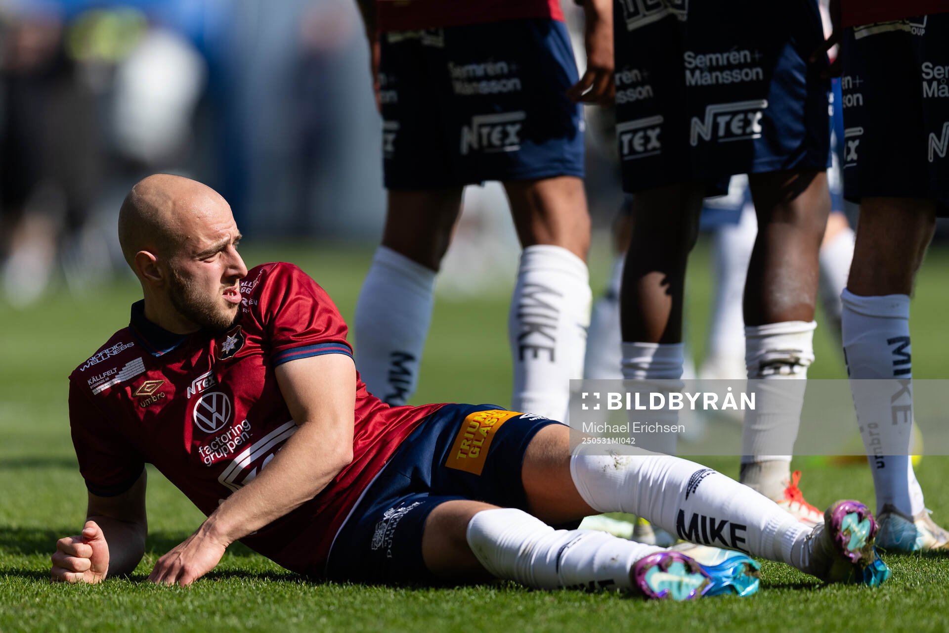 Örgrytes Amel Mujanic ligger ner bakom muren på en Trelleborgs frispark under fotbollsmatchen i Superettan mellan Örgryte och Trelleborg den 31 maj 2025 i Göteborg.