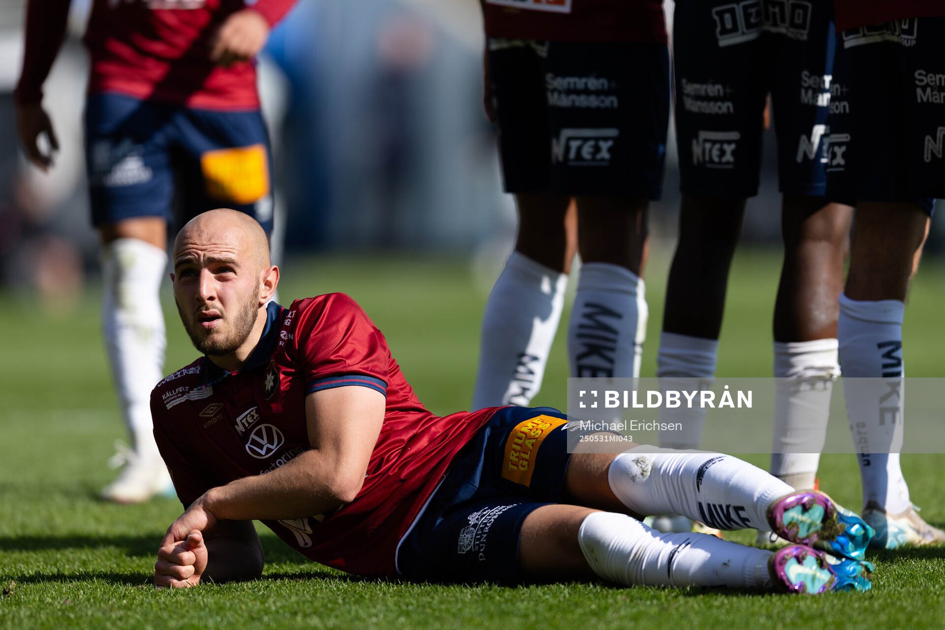 Örgrytes Amel Mujanic ligger ner bakom muren på en Trelleborgs frispark under fotbollsmatchen i Superettan mellan Örgryte och Trelleborg den 31 maj 2025 i Göteborg.