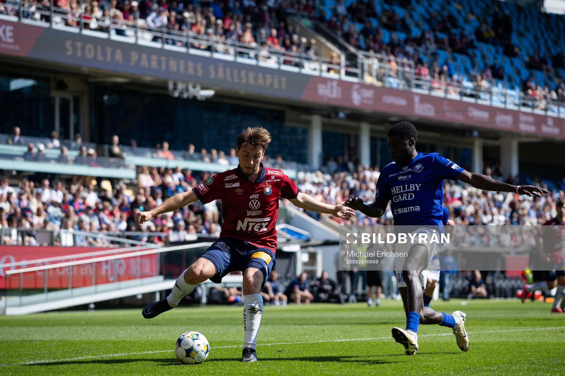 Örgrytes William Svensson och Trelleborgs Emmanuel Godwin under fotbollsmatchen i Superettan mellan Örgryte och Trelleborg den 31 maj 2025 i Göteborg.
