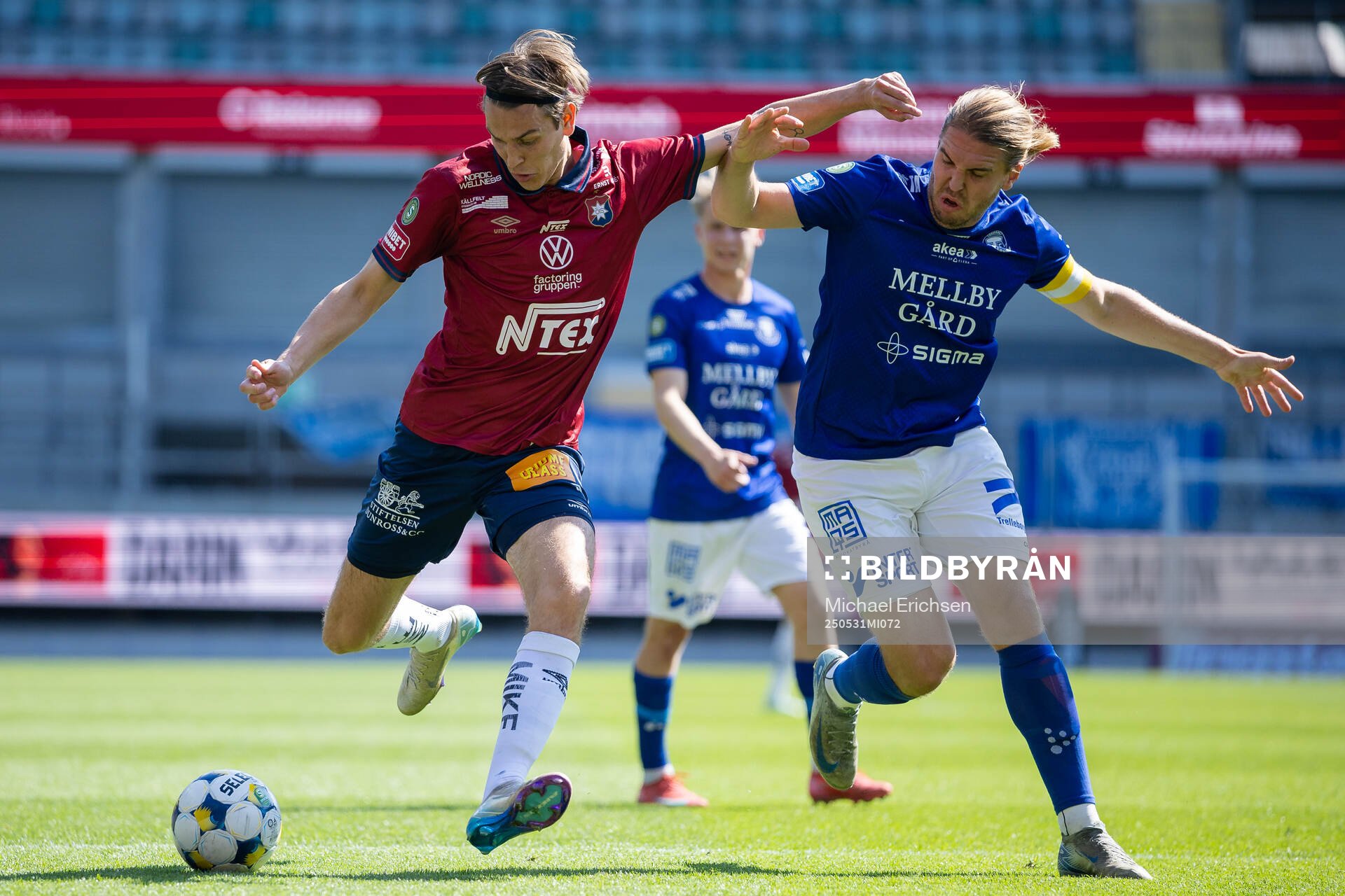 Örgrytes Noah Christoffersson och Trelleborgs Charlie Weberg under fotbollsmatchen i Superettan mellan Örgryte och Trelleborg den 31 maj 2025 i Göteborg.