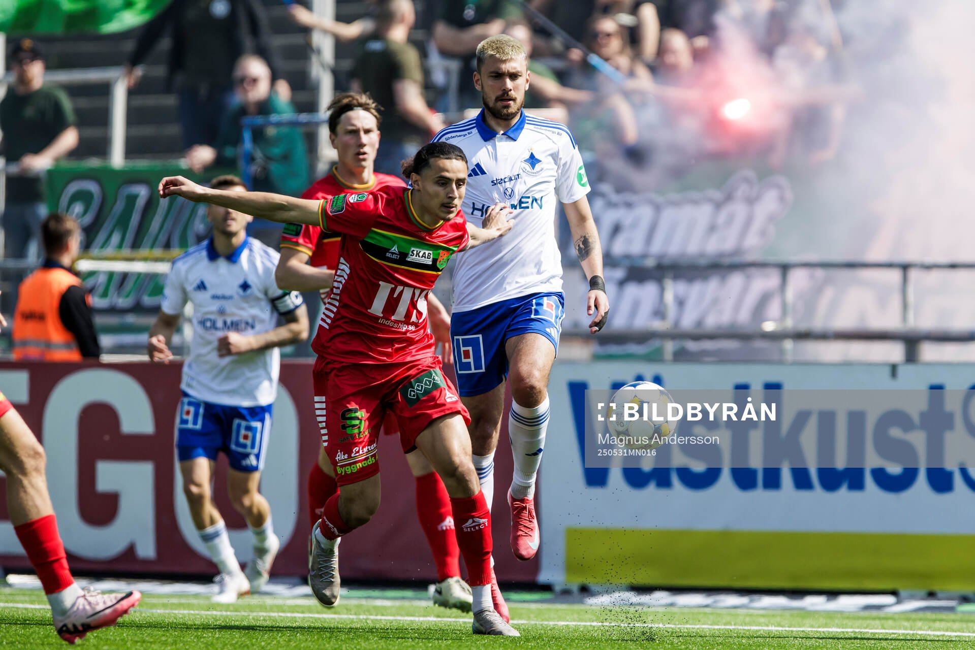GAISs Amin Boudri och IFK Norrköpings Tim Prica under fotbollsmatchen i Allsvenskan mellan IFK Norrköping och GAIS den 31 maj 2025 i Norrköping.