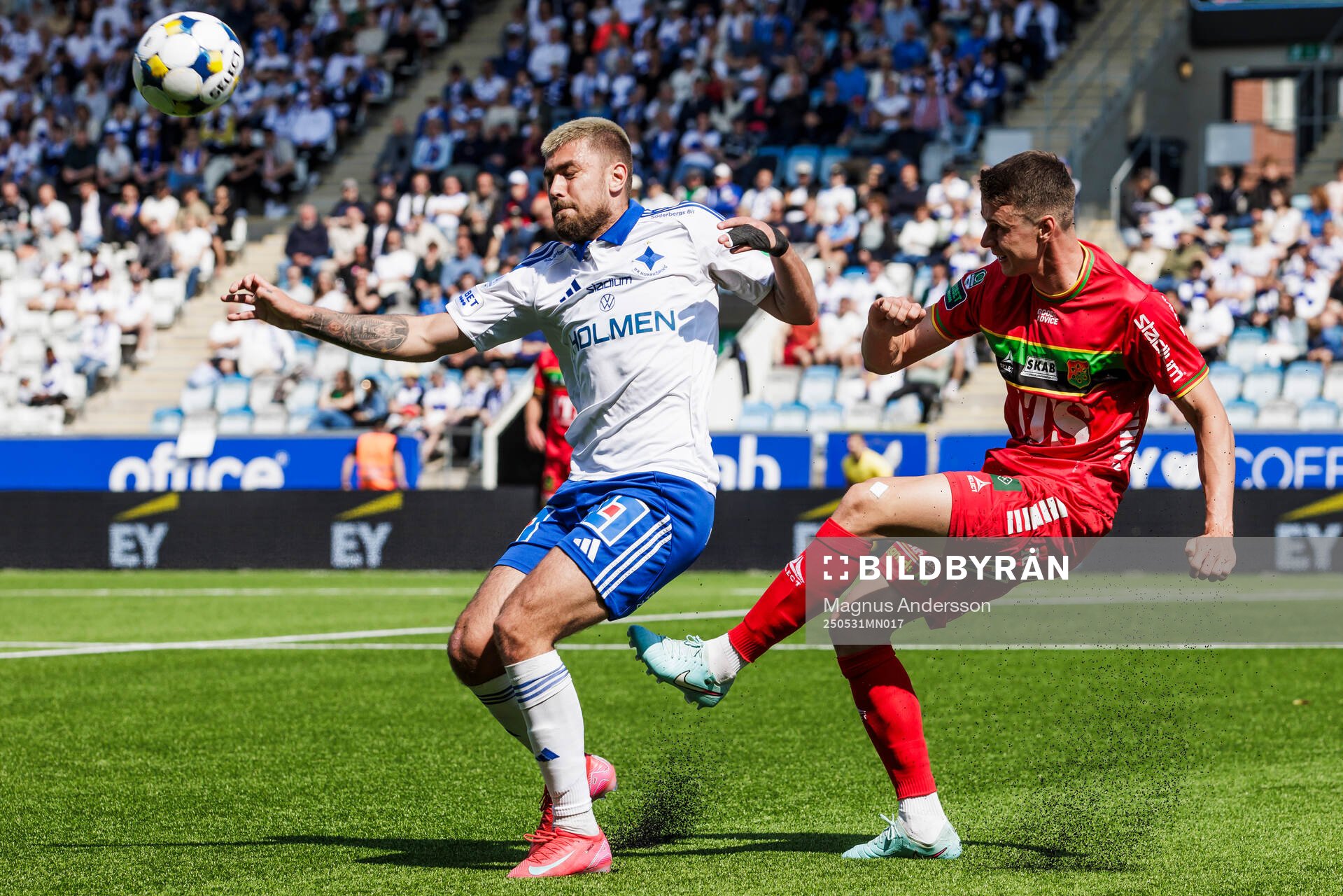 IFK Norrköpings Tim Prica och GAISs Oskar Ågren under fotbollsmatchen i Allsvenskan mellan IFK Norrköping och GAIS den 31 maj 2025 i Norrköping.