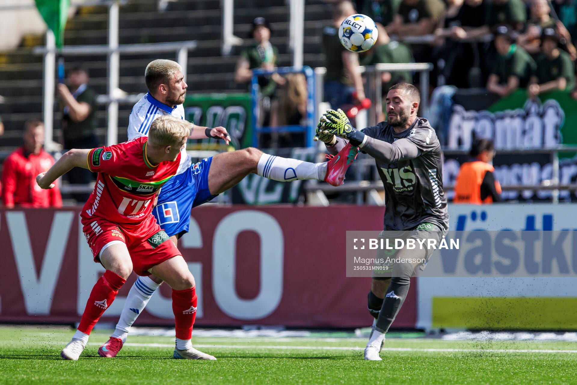 GAISs Robin Wendin Thomasson och Mergim Krasniqi och IFK Norrköpings Tim Prica under fotbollsmatchen i Allsvenskan mellan IFK Norrköping och GAIS den 31 maj 2025 i Norrköping.