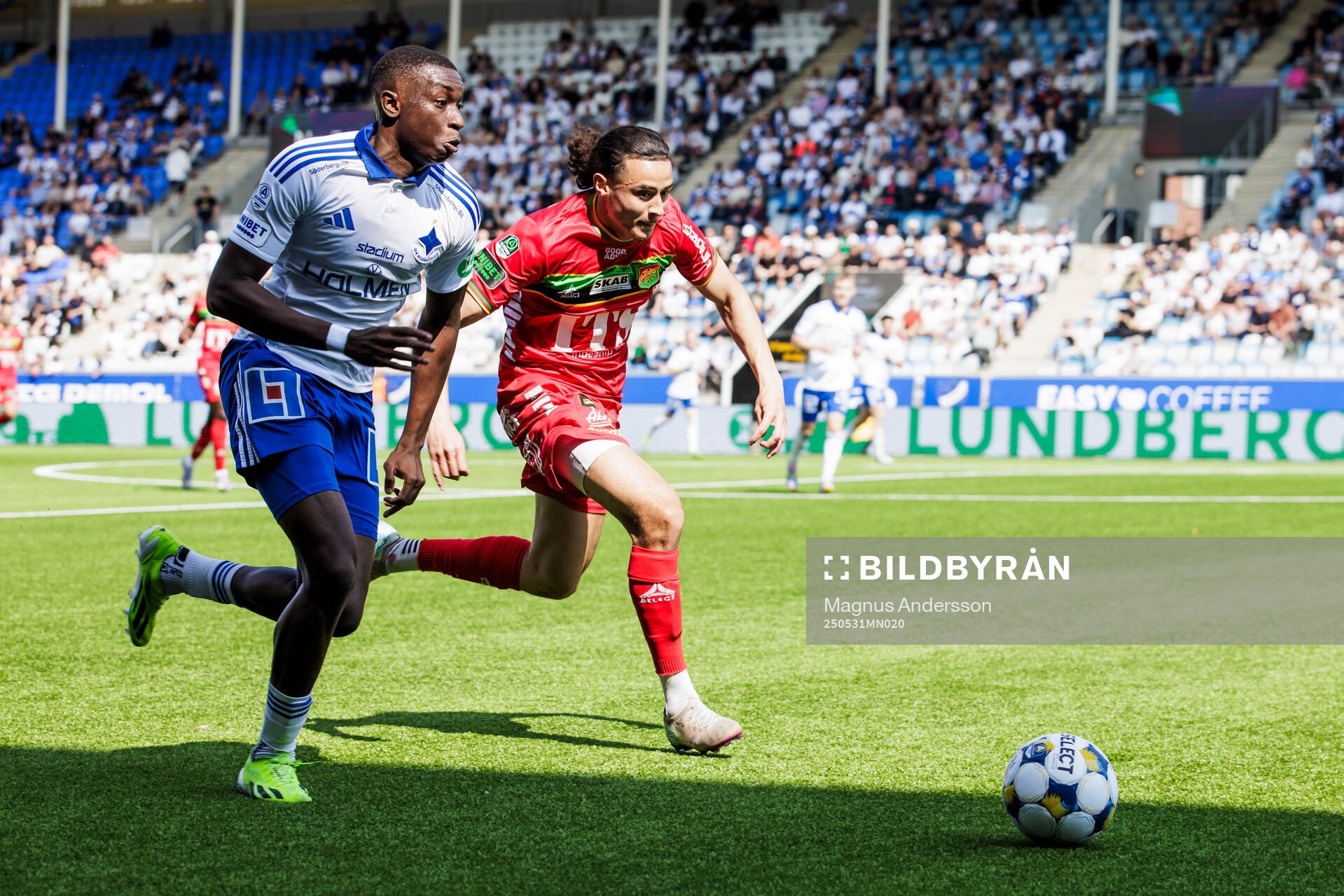 IFK Norrköpings Yahya Kalley och GAISs Amin Boudri under fotbollsmatchen i Allsvenskan mellan IFK Norrköping och GAIS den 31 maj 2025 i Norrköping.