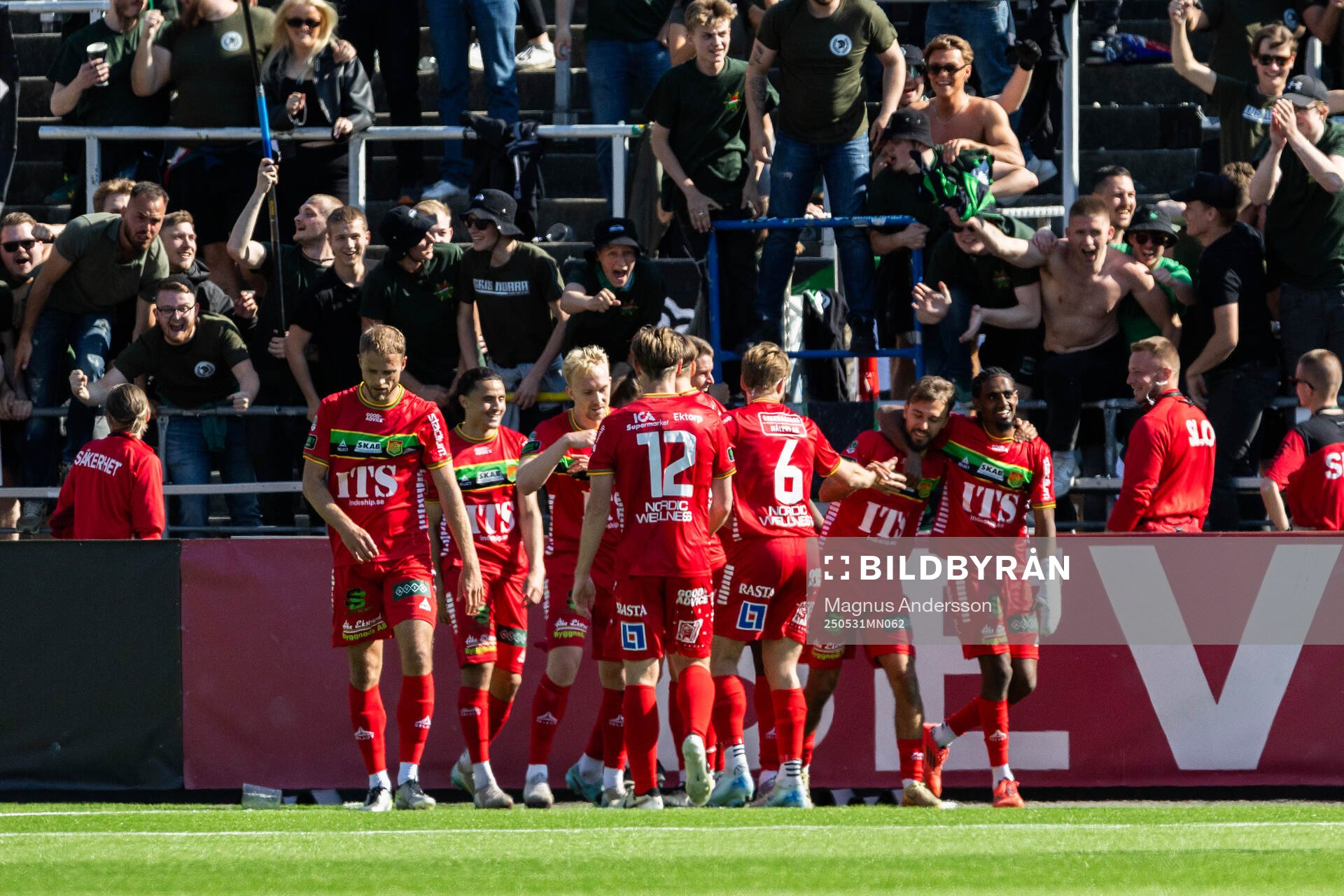GAIS Edvin Becirovic jublar med lagkamrater