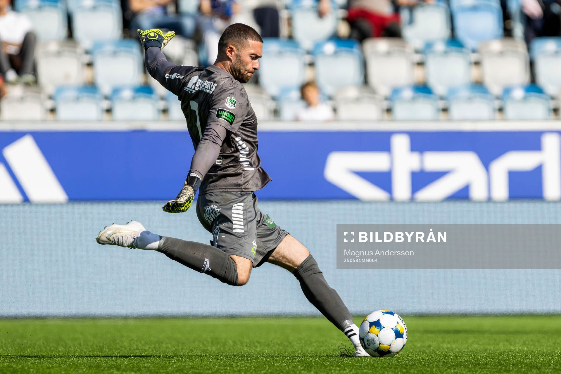 GAIS målvakt Mergim Krasniqi under fotbollsmatchen i Allsvenskan mellan IFK Norrköping och GAIS den 31 maj 2025 i Norrköping. 