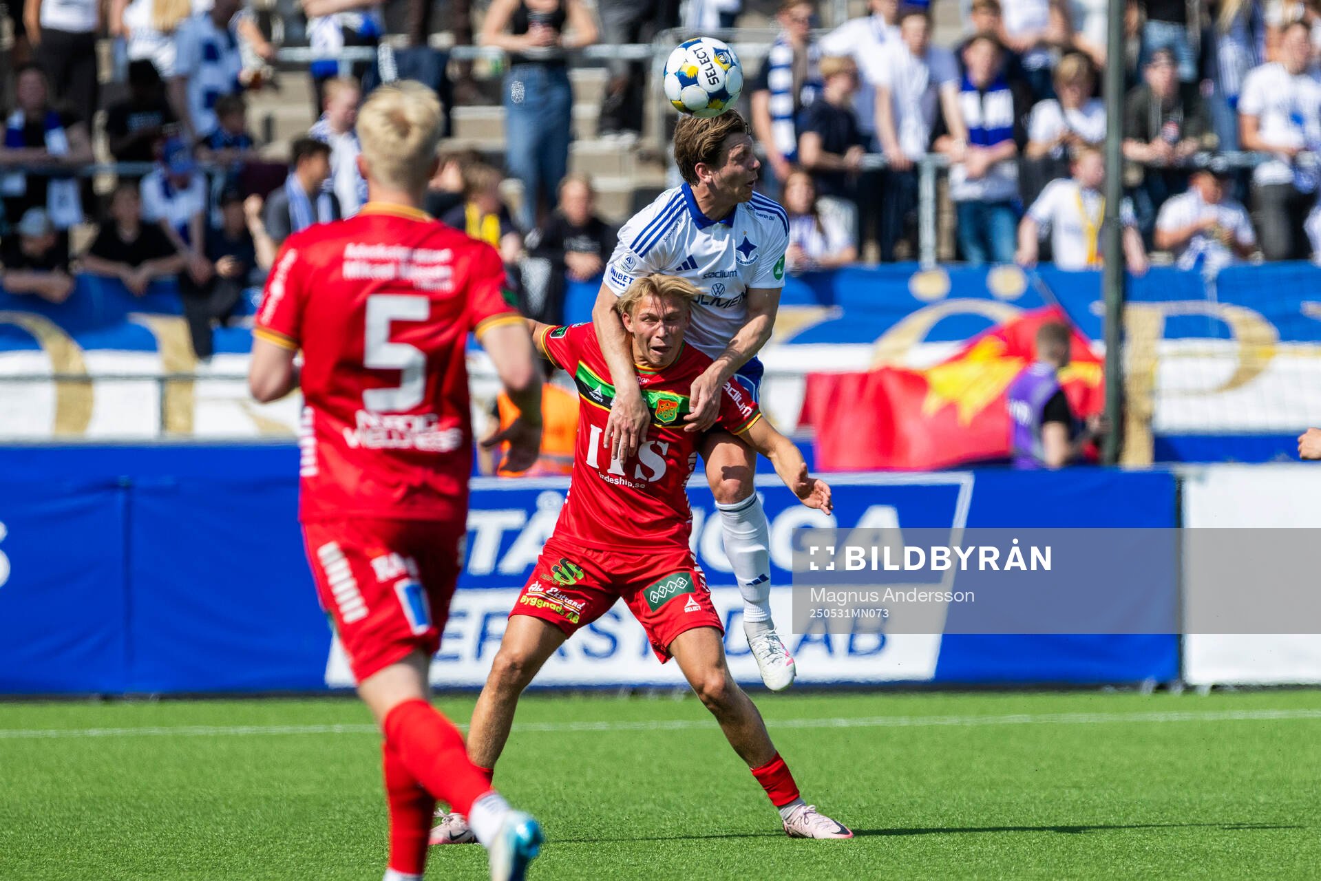 GAIS Rasmus Niklasson Petrovic och IFK Norrköpings Alexander Fransson under fotbollsmatchen i Allsvenskan mellan IFK Norrköping och GAIS den 31 maj 2025 i Norrköping.