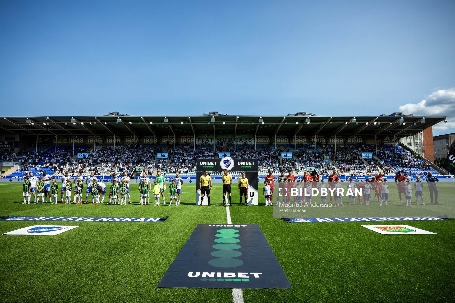 IFK Norrköpings spelare och GAIS spelare inför fotbollsmatchen i Allsvenskan mellan IFK Norrköping och GAIS den 31 maj 2025 i Norrköping.