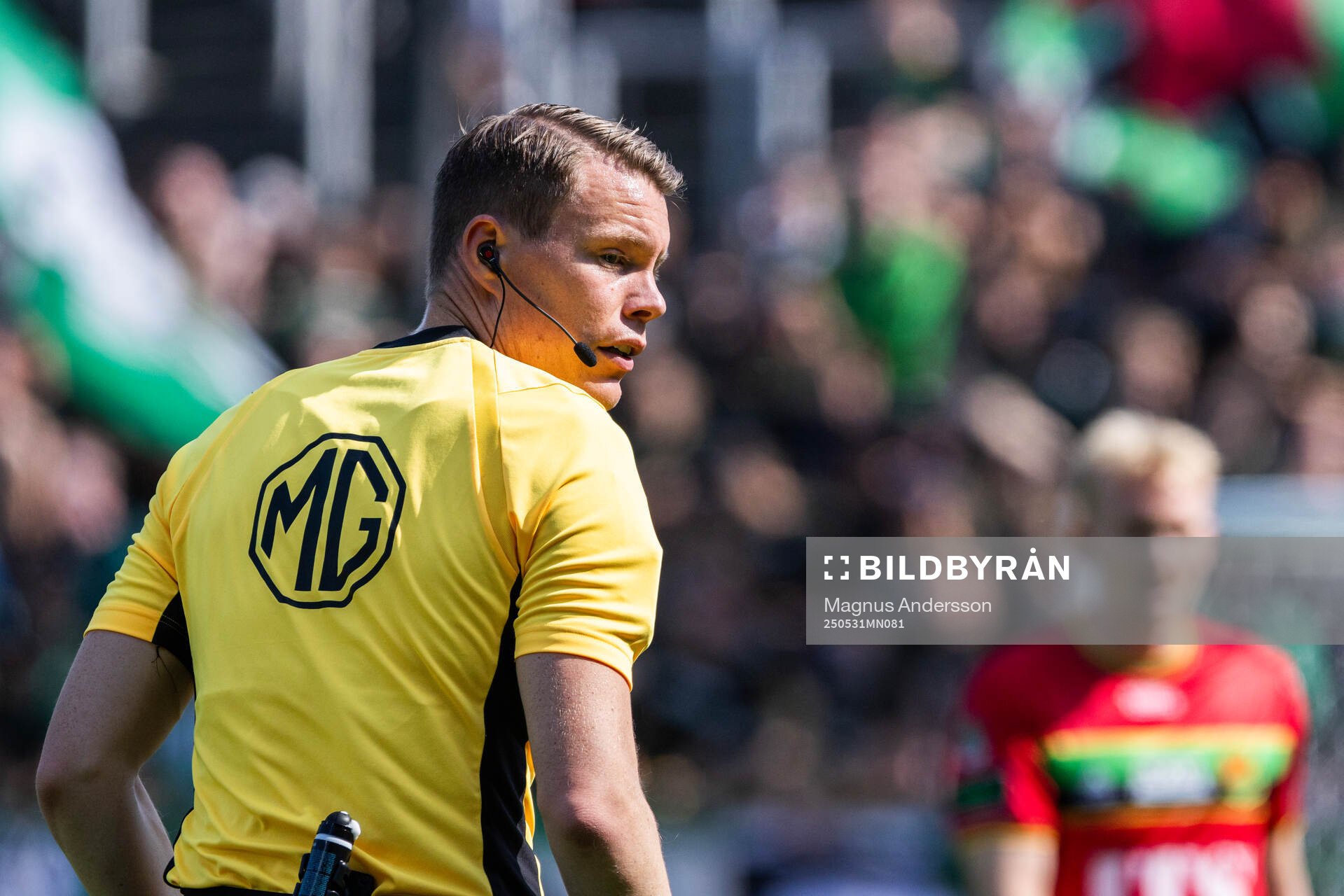 Domare Oscar Johnson under fotbollsmatchen i Allsvenskan mellan IFK Norrköping och GAIS den 31 maj 2025 i Norrköping. 