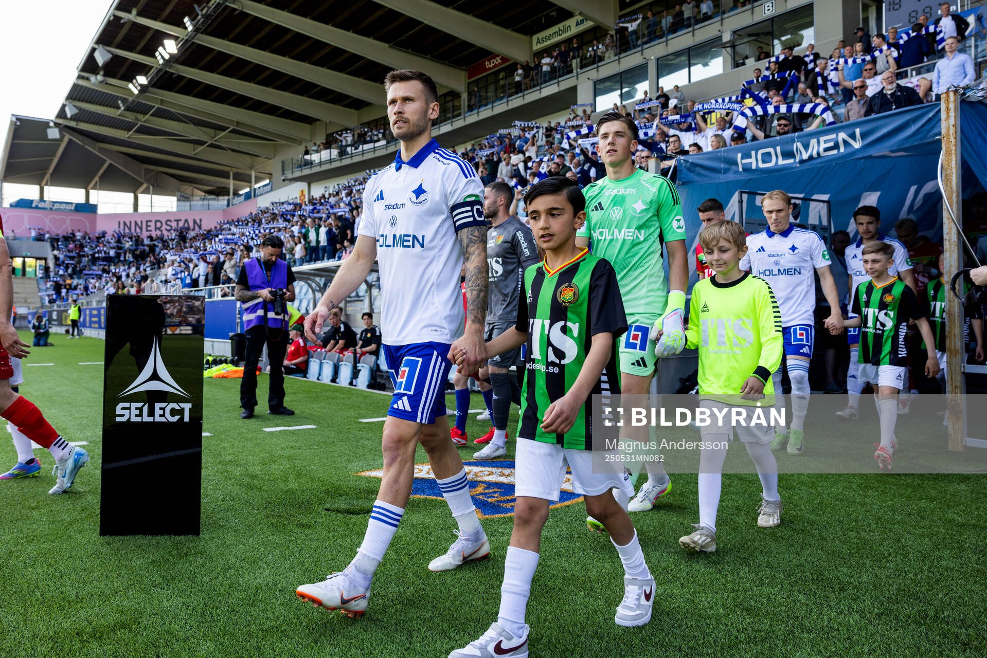 IFK Norrköpings Arnor Traustason och målvakt David Andersson inför fotbollsmatchen i Allsvenskan mellan IFK Norrköping och GAIS den 31 maj 2025 i Norrköping.