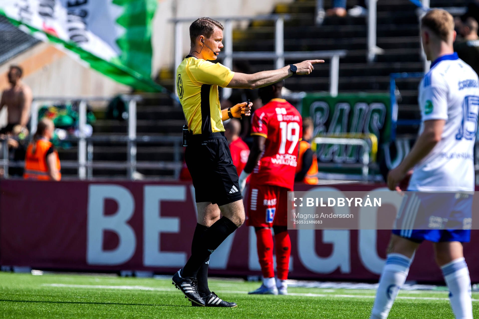 Domare Oscar Johnson under fotbollsmatchen i Allsvenskan mellan IFK Norrköping och GAIS den 31 maj 2025 i Norrköping. 