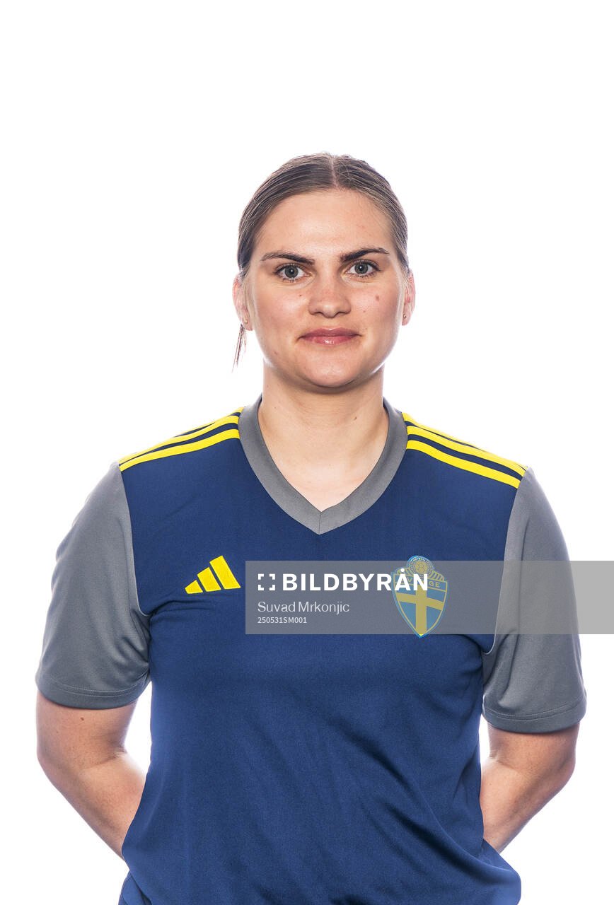 Sofie Thörnqvist, koordinator, poserar för ett porträtt under en fotografering med det svenska F18-landslaget den 31 maj 2025 i Borgholm. 