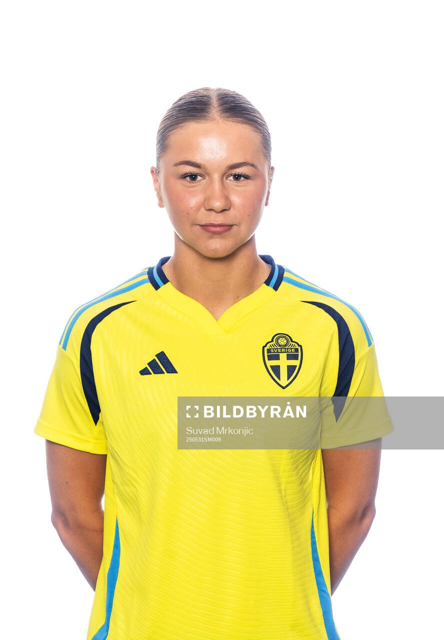 Alice Broman poserar för ett porträtt under en fotografering med det svenska F18-landslaget den 31 maj 2025 i Borgholm. 