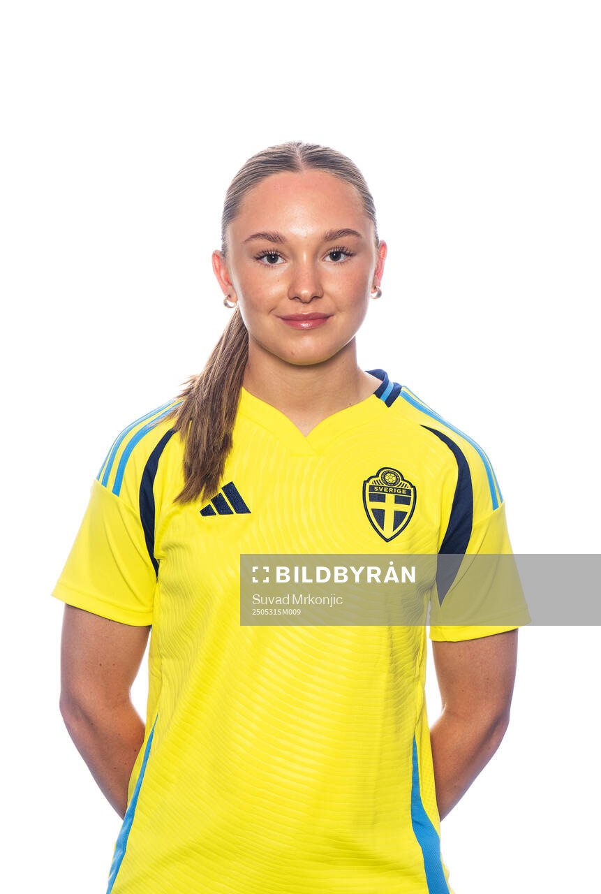 Nova Rolfsson poserar för ett porträtt under en fotografering med det svenska F18-landslaget den 31 maj 2025 i Borgholm. 