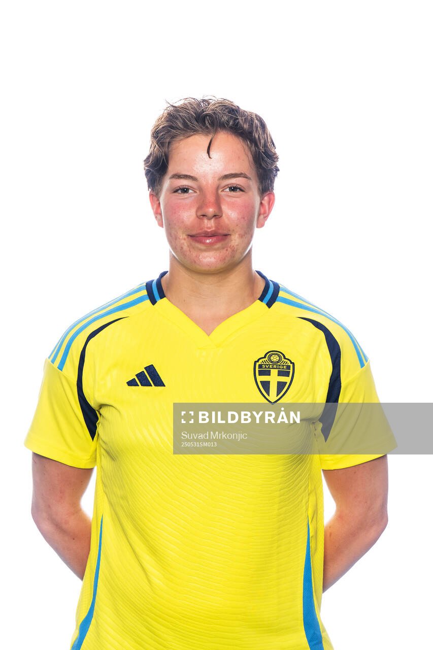 Isabelle Goldmann poserar för ett porträtt under en fotografering med det svenska F18-landslaget den 31 maj 2025 i Borgholm. 