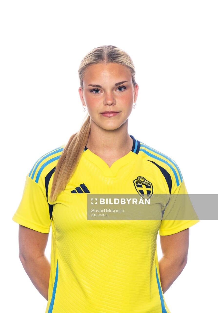 Freja Lindwall poserar för ett porträtt under en fotografering med det svenska F18-landslaget den 31 maj 2025 i Borgholm. 