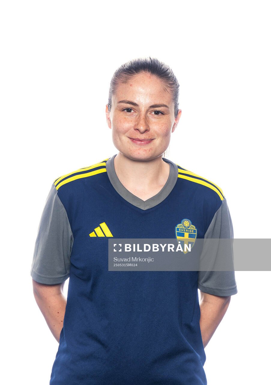 Matilda Bergstrand, assisterande tränare, poserar för ett porträtt under en fotografering med det svenska F18-landslaget den 31 maj 2025 i Borgholm.