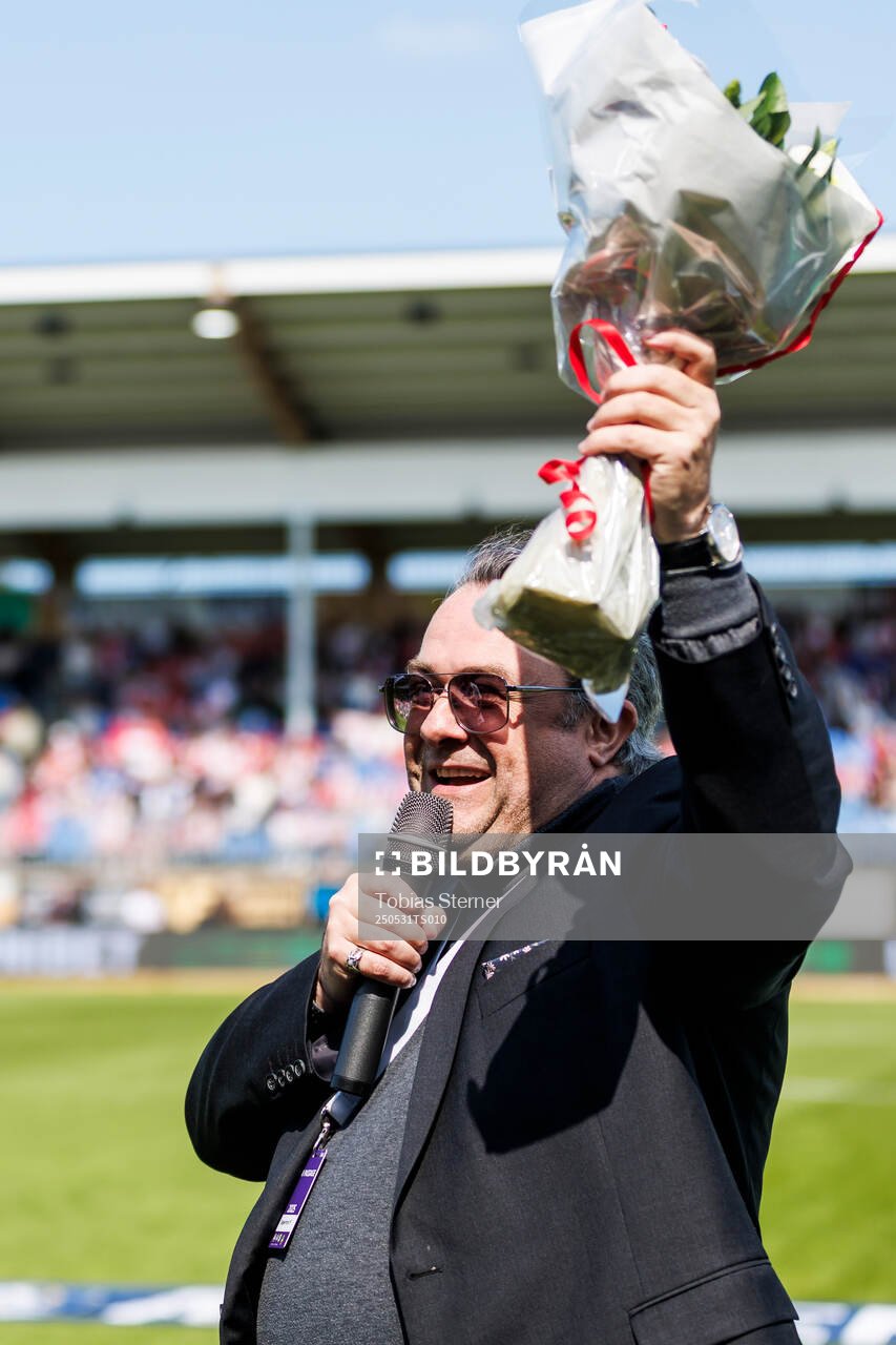 Degerfors tidigare ordförande Fredrik Rakar tackas av inför fotbollsmatchen i Allsvenskan mellan Degerfors och Öster den 31 maj 2025 i Degerfors.
