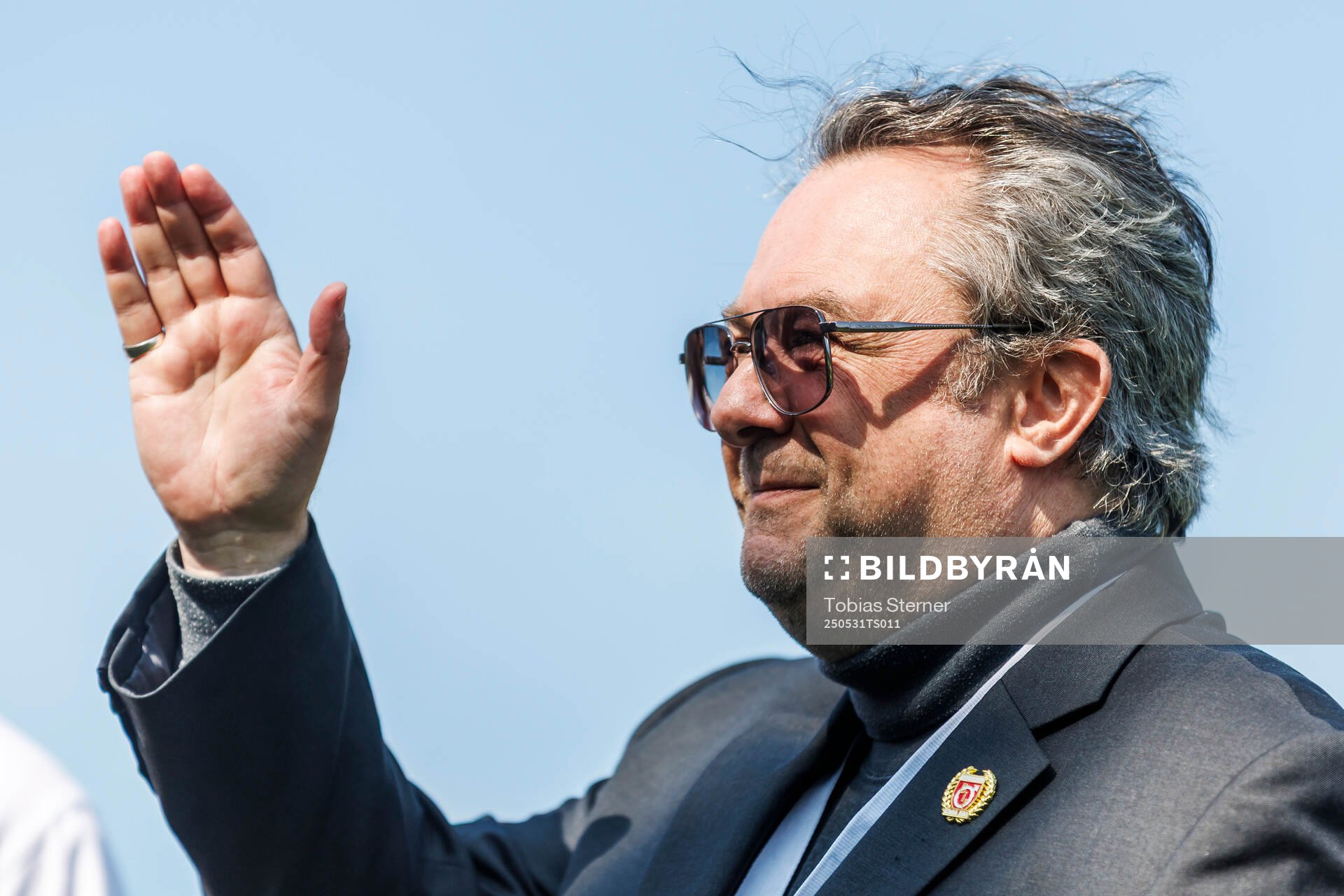 Degerfors tidigare ordförande Fredrik Rakar tackas av inför fotbollsmatchen i Allsvenskan mellan Degerfors och Öster den 31 maj 2025 i Degerfors.