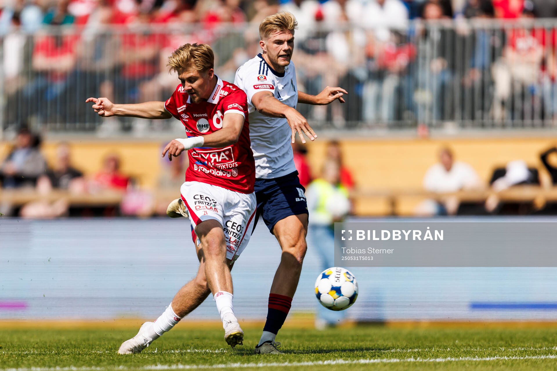 Degerfors Elias Pihlström och Östers Mattis Adolfsson under fotbollsmatchen i Allsvenskan mellan Degerfors och Öster den 31 maj 2025 i Degerfors.