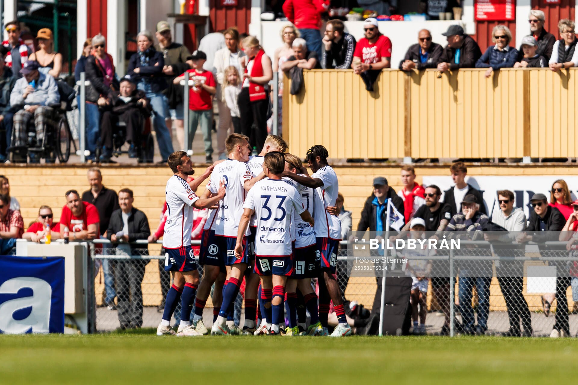 Östers spelare jublar efter 0-1 under fotbollsmatchen i Allsvenskan mellan Degerfors och Öster den 31 maj 2025 i Degerfors. 