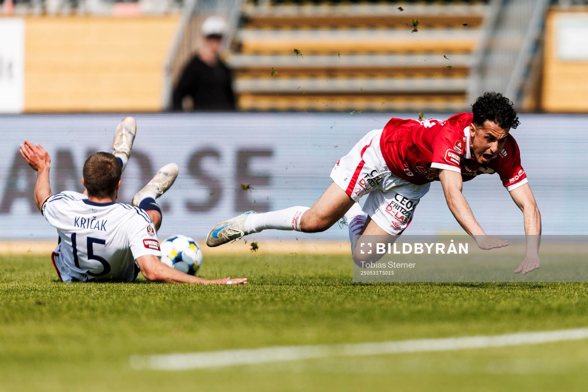 Östers Ivan Kricak och Degerfors Elias Barsoum under fotbollsmatchen i Allsvenskan mellan Degerfors och Öster den 31 maj 2025 i Degerfors. 