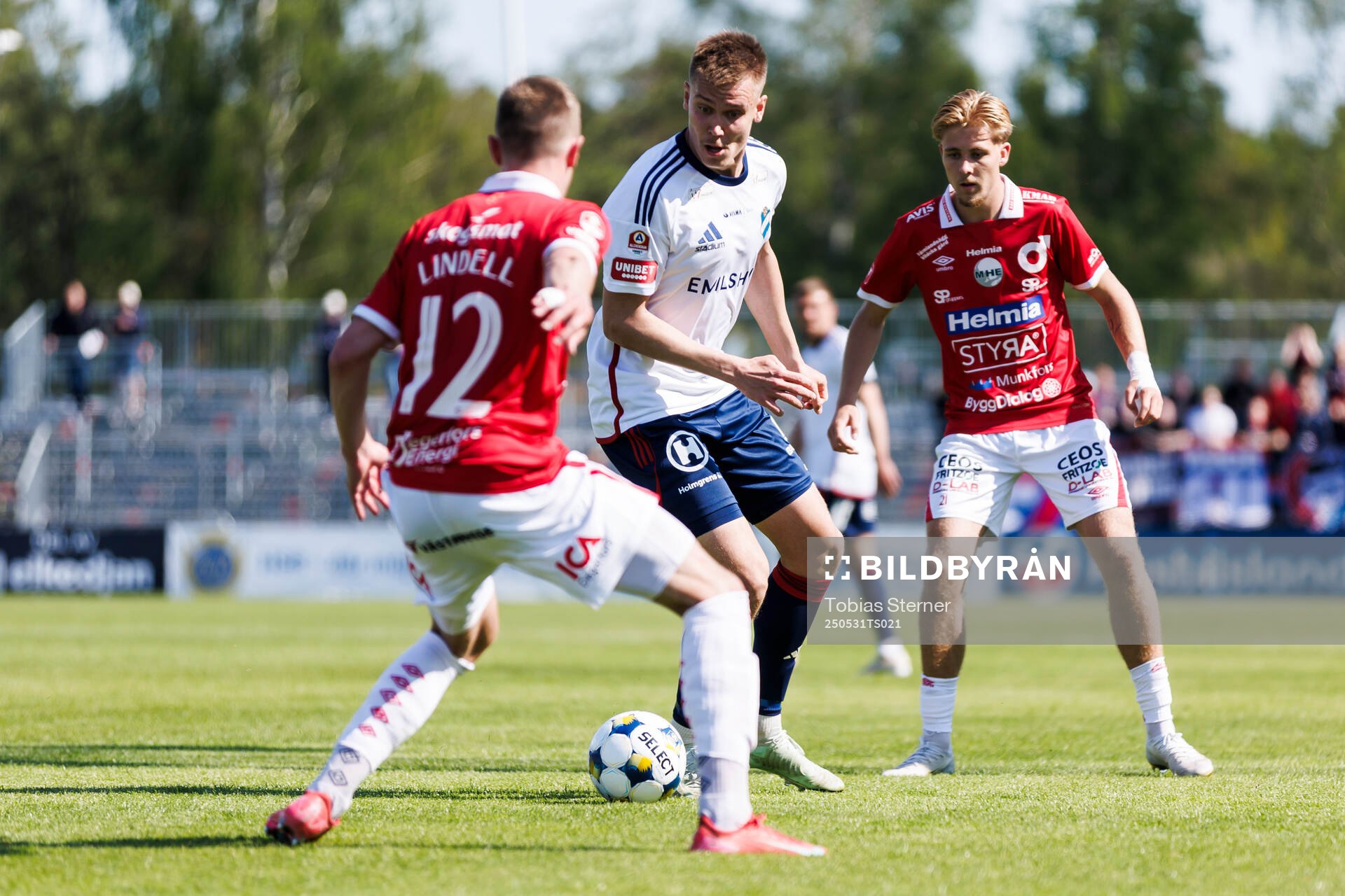 Östers Matias Tamminen och Degerfors Erik Lindell och Elias Pihlström under fotbollsmatchen i Allsvenskan mellan Degerfors och Öster den 31 maj 2025 i Degerfors.