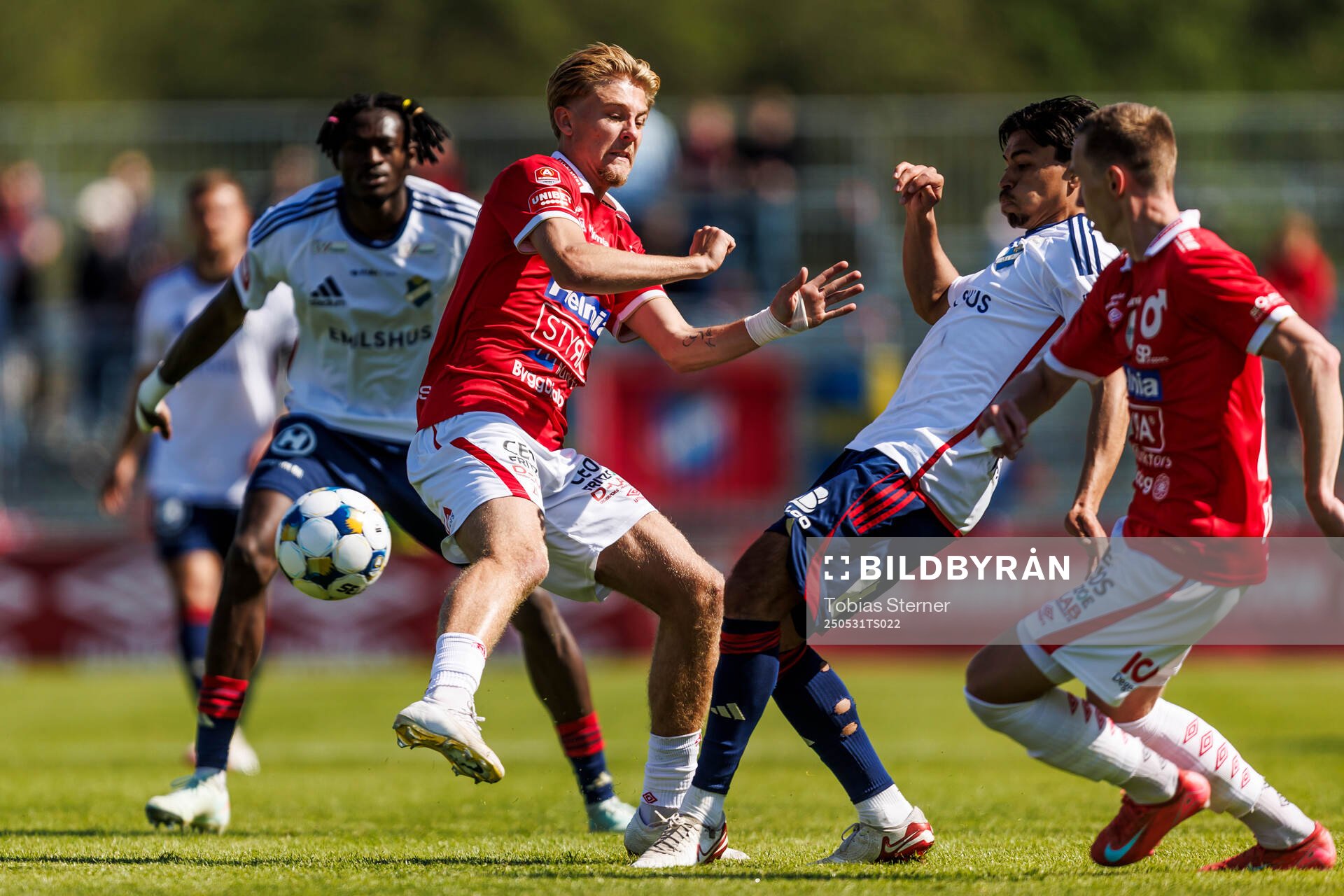 Degerfors Elias Pihlström och Östers Lukas Bergquist under fotbollsmatchen i Allsvenskan mellan Degerfors och Öster den 31 maj 2025 i Degerfors.