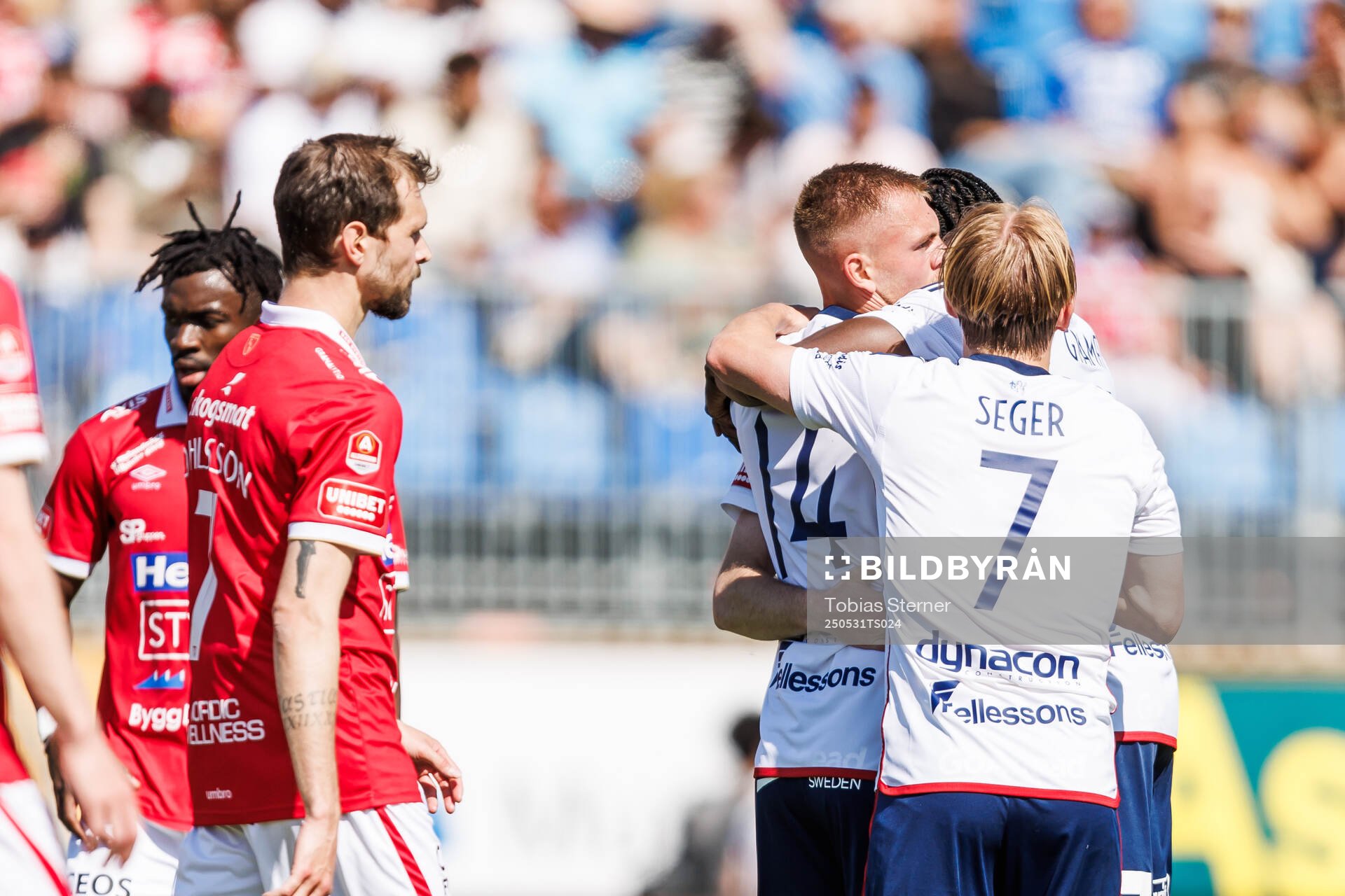 Östers Dennis Olsson jublar med lagkamrater efter 1-2 under fotbollsmatchen i Allsvenskan mellan Degerfors och Öster den 31 maj 2025 i Degerfors.