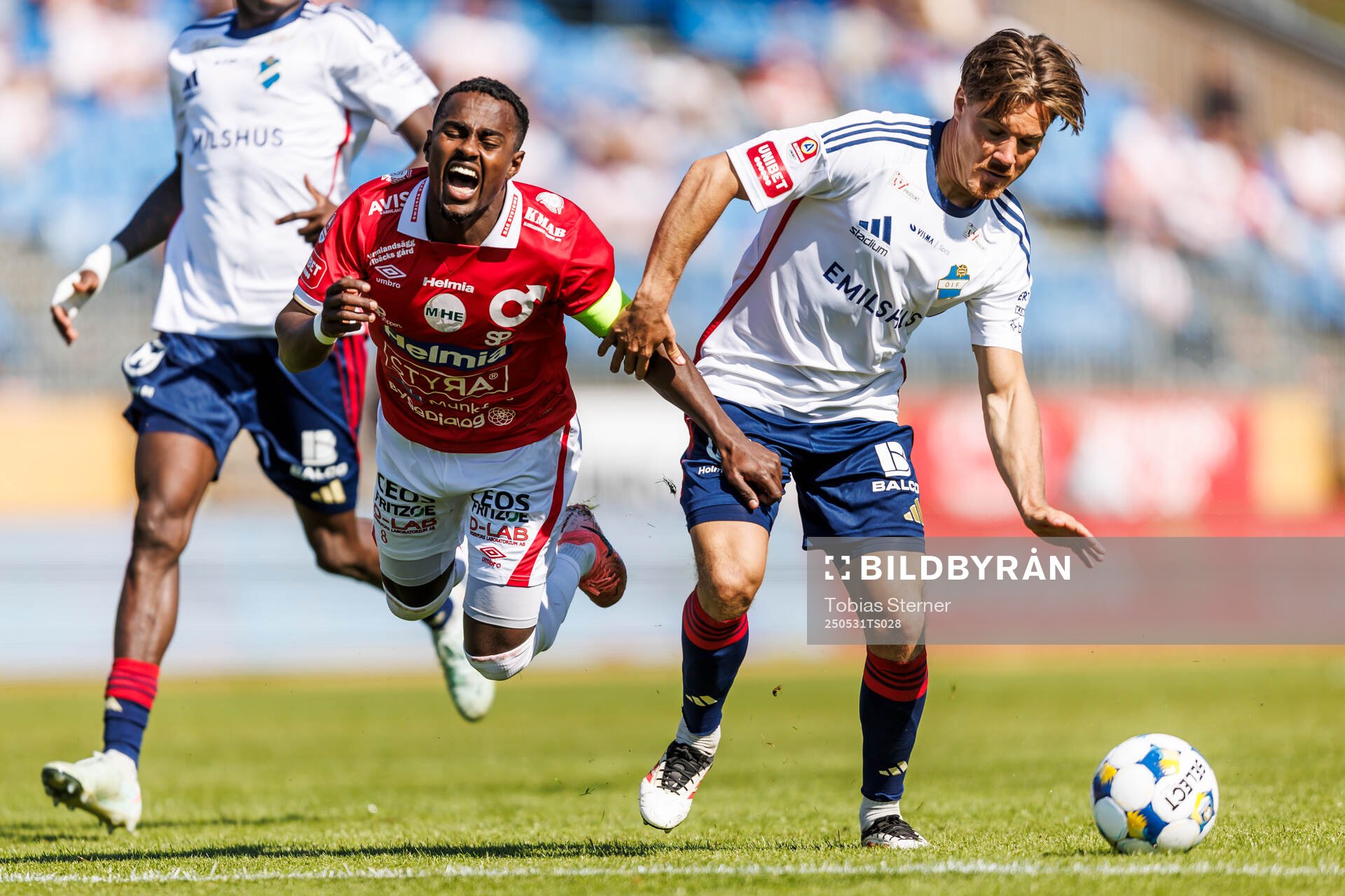 Degerfors Nahom Netabay och Östers Tatu Varmanen under fotbollsmatchen i Allsvenskan mellan Degerfors och Öster den 31 maj 2025 i Degerfors.