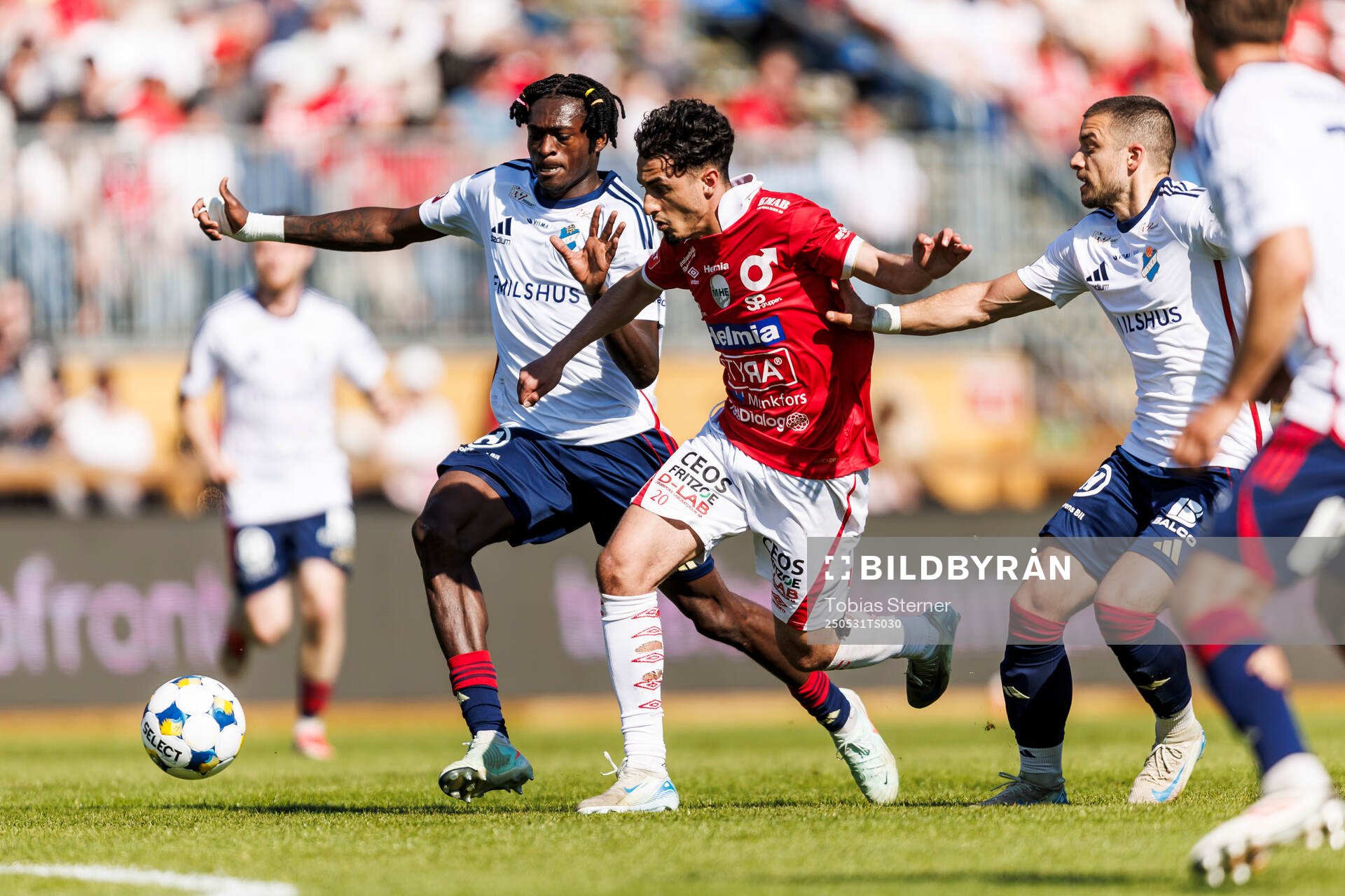 Östers Kingsley Gyamfi och Vladimir Rodic och Degerfors Elias Barsoum under fotbollsmatchen i Allsvenskan mellan Degerfors och Öster den 31 maj 2025 i Degerfors.