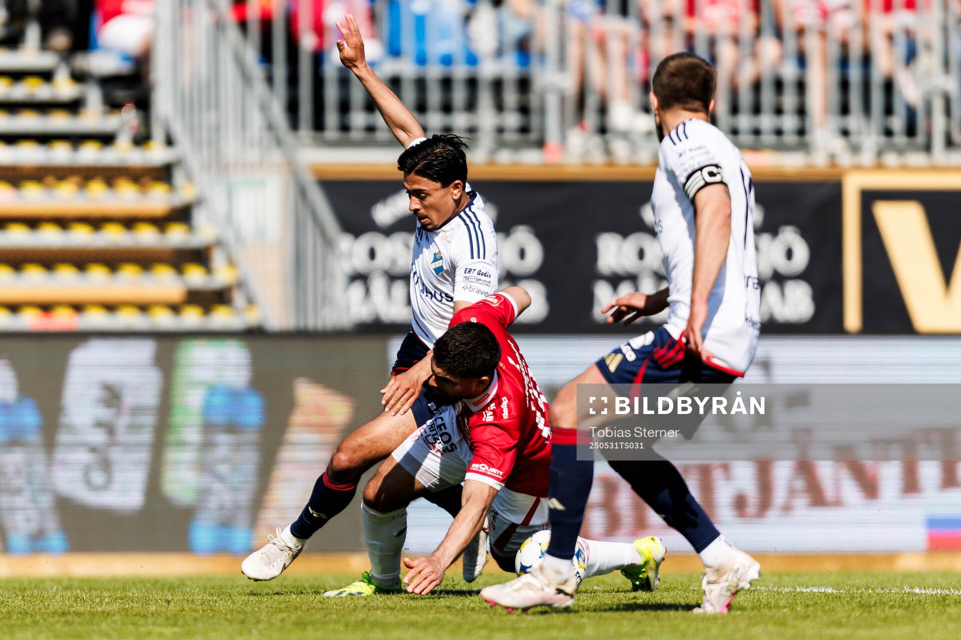 Östers Lukas Bergquist och Degerfors Omar Faraj under fotbollsmatchen i Allsvenskan mellan Degerfors och Öster den 31 maj 2025 i Degerfors.