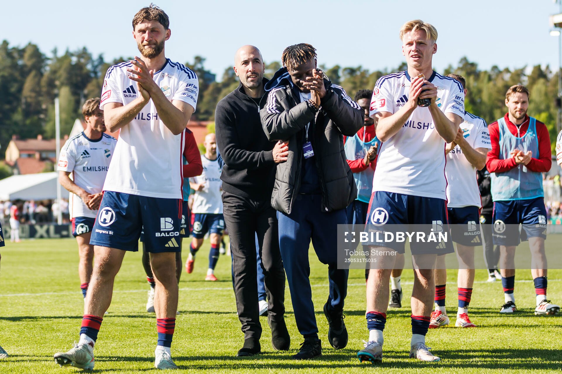 Östers tränare Martin Foyston och Youssoupha Sanyang jublar efter fotbollsmatchen i Allsvenskan mellan Degerfors och Öster den 31 maj 2025 i Degerfors.