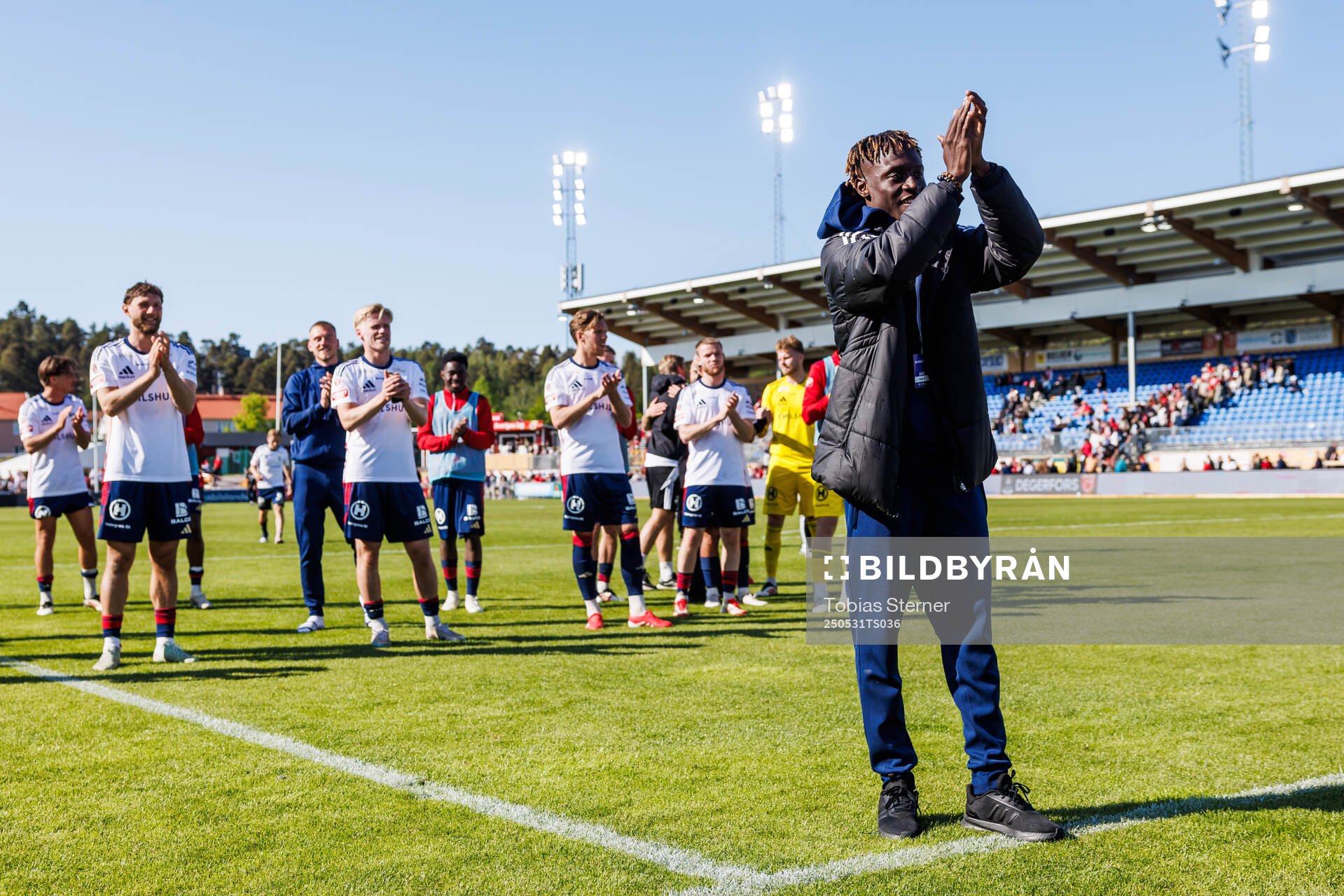 Östers Youssoupha Sanyang jublar efter fotbollsmatchen i Allsvenskan mellan Degerfors och Öster den 31 maj 2025 i Degerfors. 