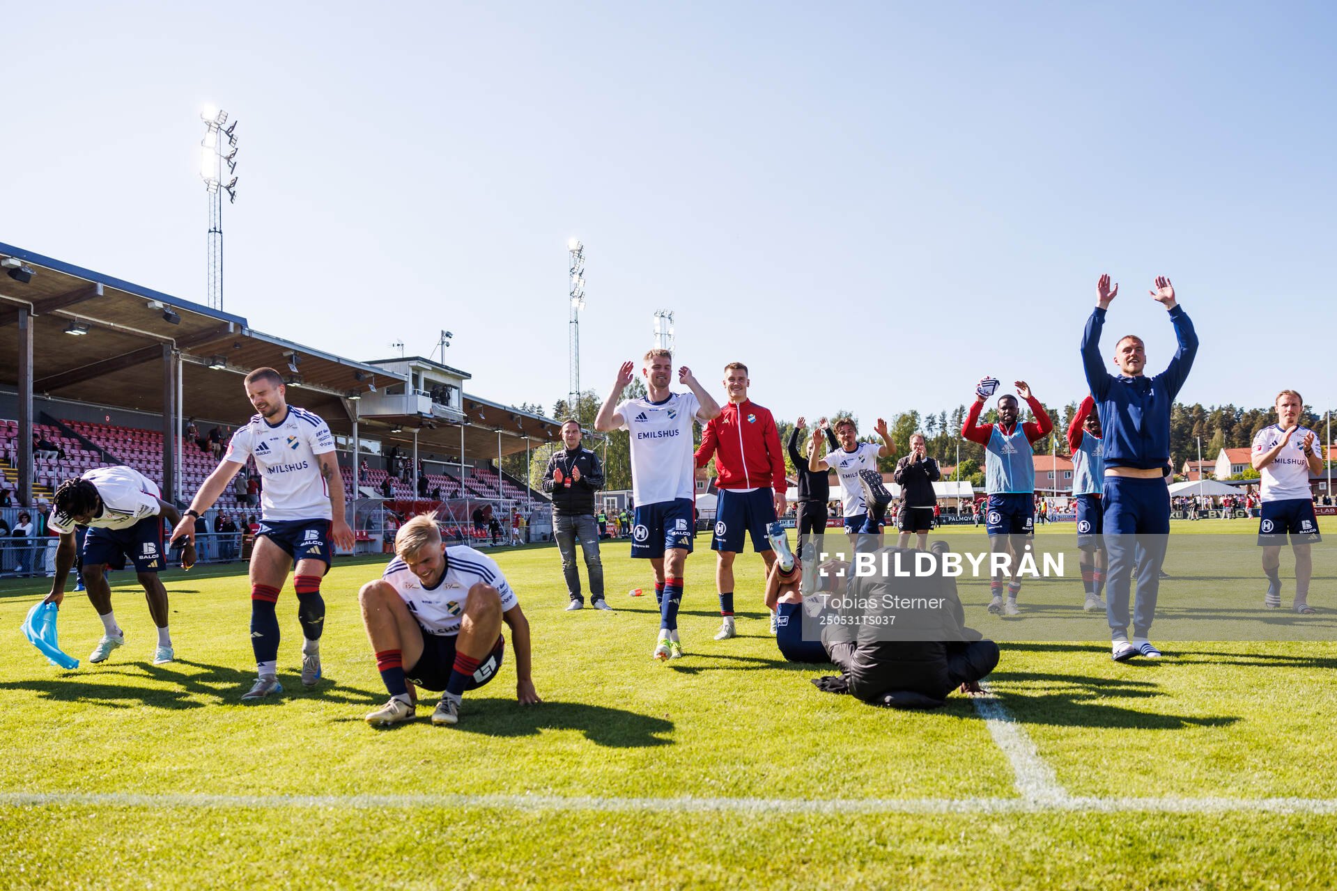 Östers spelare jublar efter fotbollsmatchen i Allsvenskan mellan Degerfors och Öster den 31 maj 2025 i Degerfors. 
