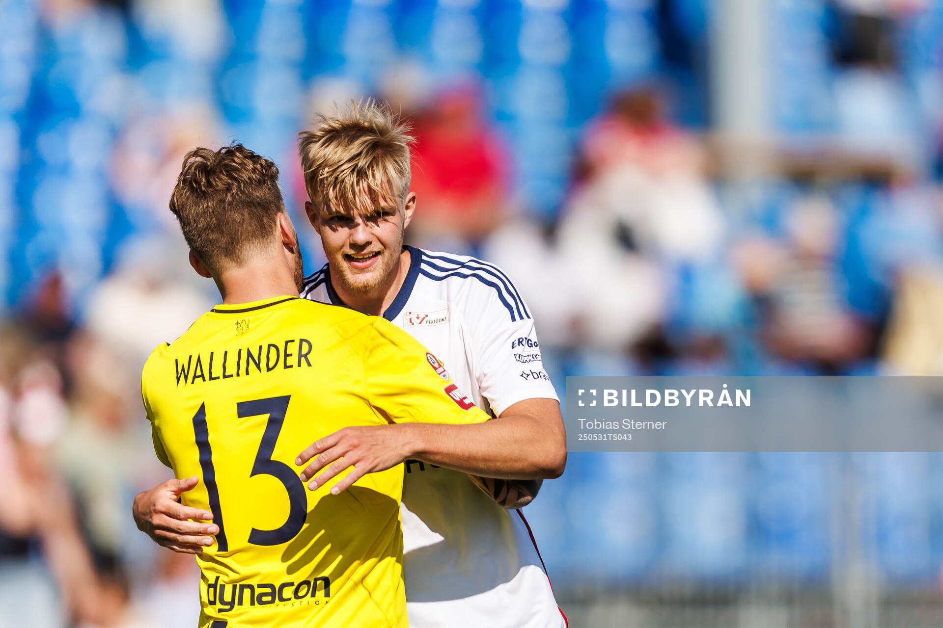 Östers målvakt Robin Wallinder och Mattis Adolfsson jublar efter fotbollsmatchen i Allsvenskan mellan Degerfors och Öster den 31 maj 2025 i Degerfors.