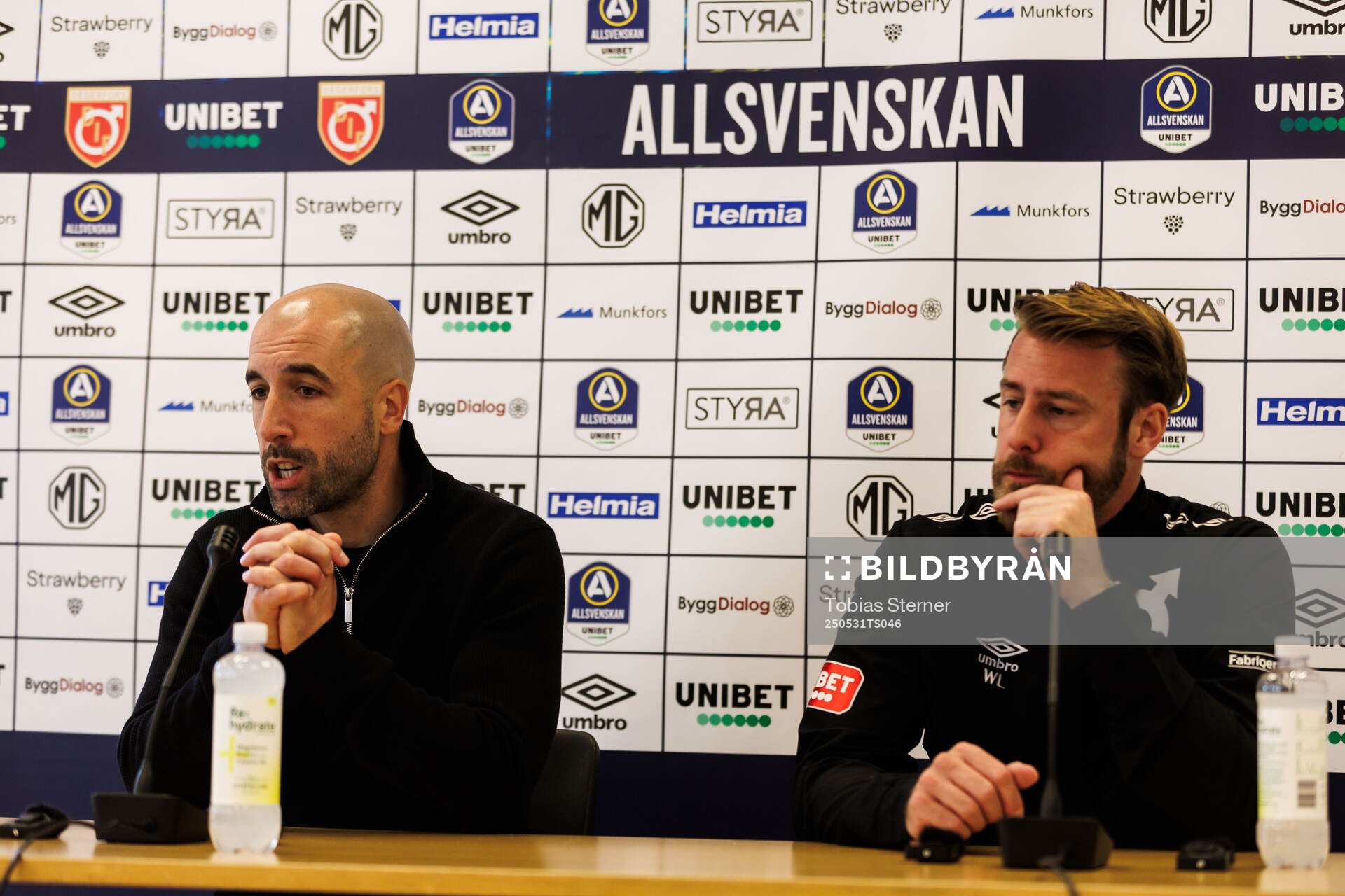 Östers tränare Martin Foyston och Degerfors tränare William Lundin efter fotbollsmatchen i Allsvenskan mellan Degerfors och Öster den 31 maj 2025 i Degerfors.