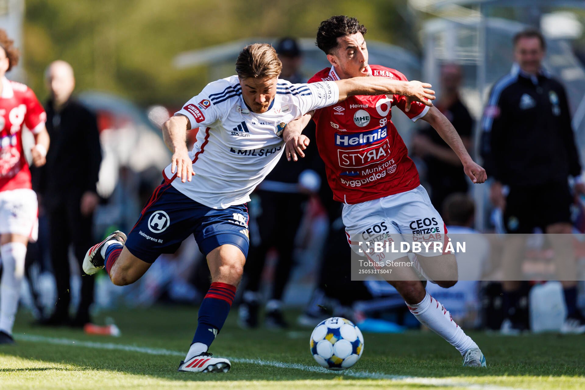 Östers Tatu Varmanen och Degerfors Elias Barsoum under fotbollsmatchen i Allsvenskan mellan Degerfors och Öster den 31 maj 2025 i Degerfors.