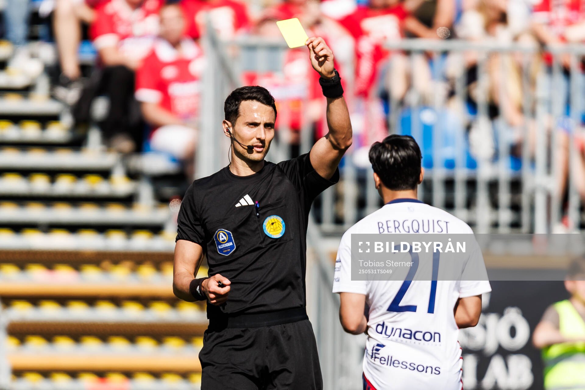 Domare Adi Aganovic under fotbollsmatchen i Allsvenskan mellan Degerfors och Öster den 31 maj 2025 i Degerfors. 