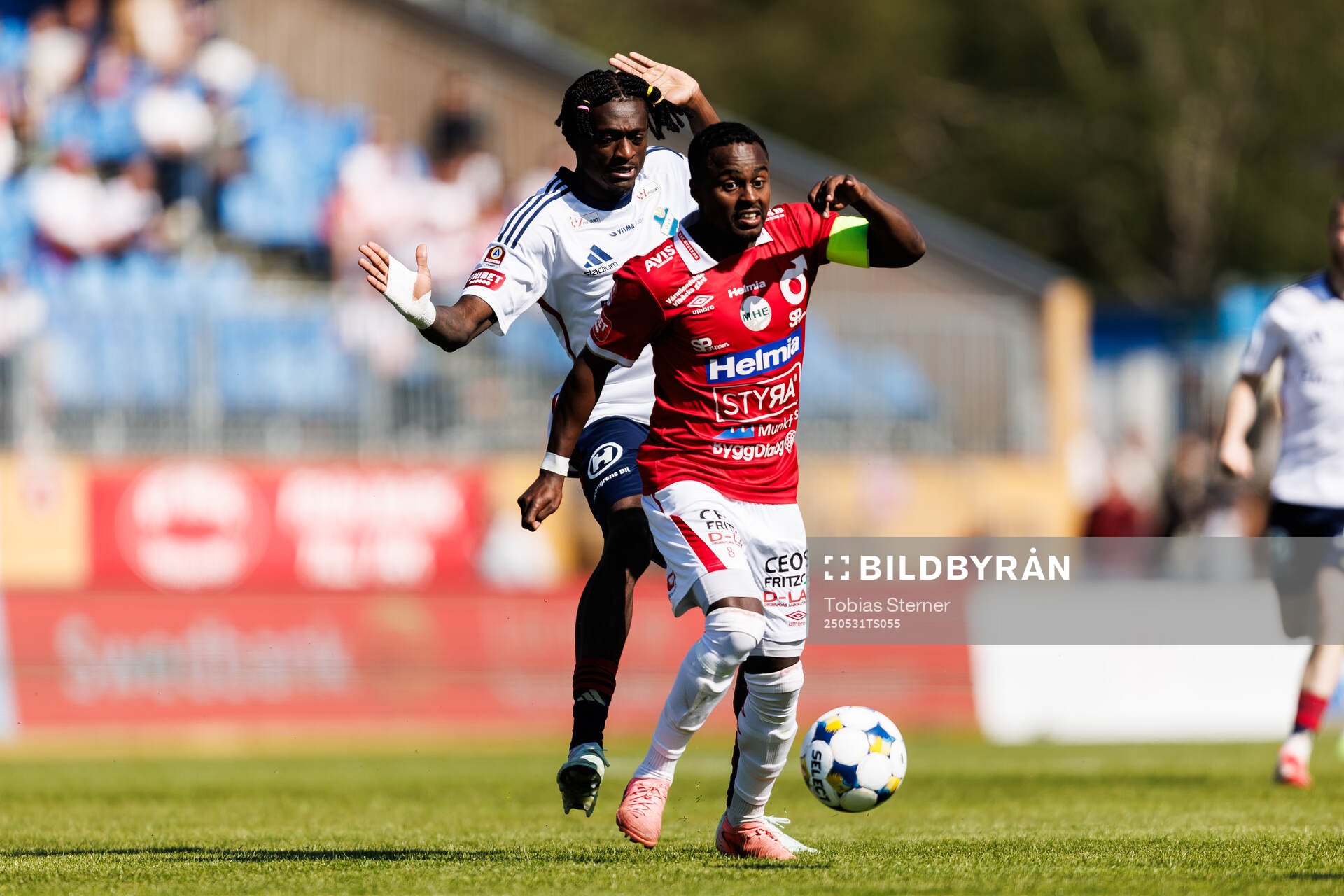 Östers Kingsley Gyamfi och Degerfors Nahom Netabay under fotbollsmatchen i Allsvenskan mellan Degerfors och Öster den 31 maj 2025 i Degerfors.