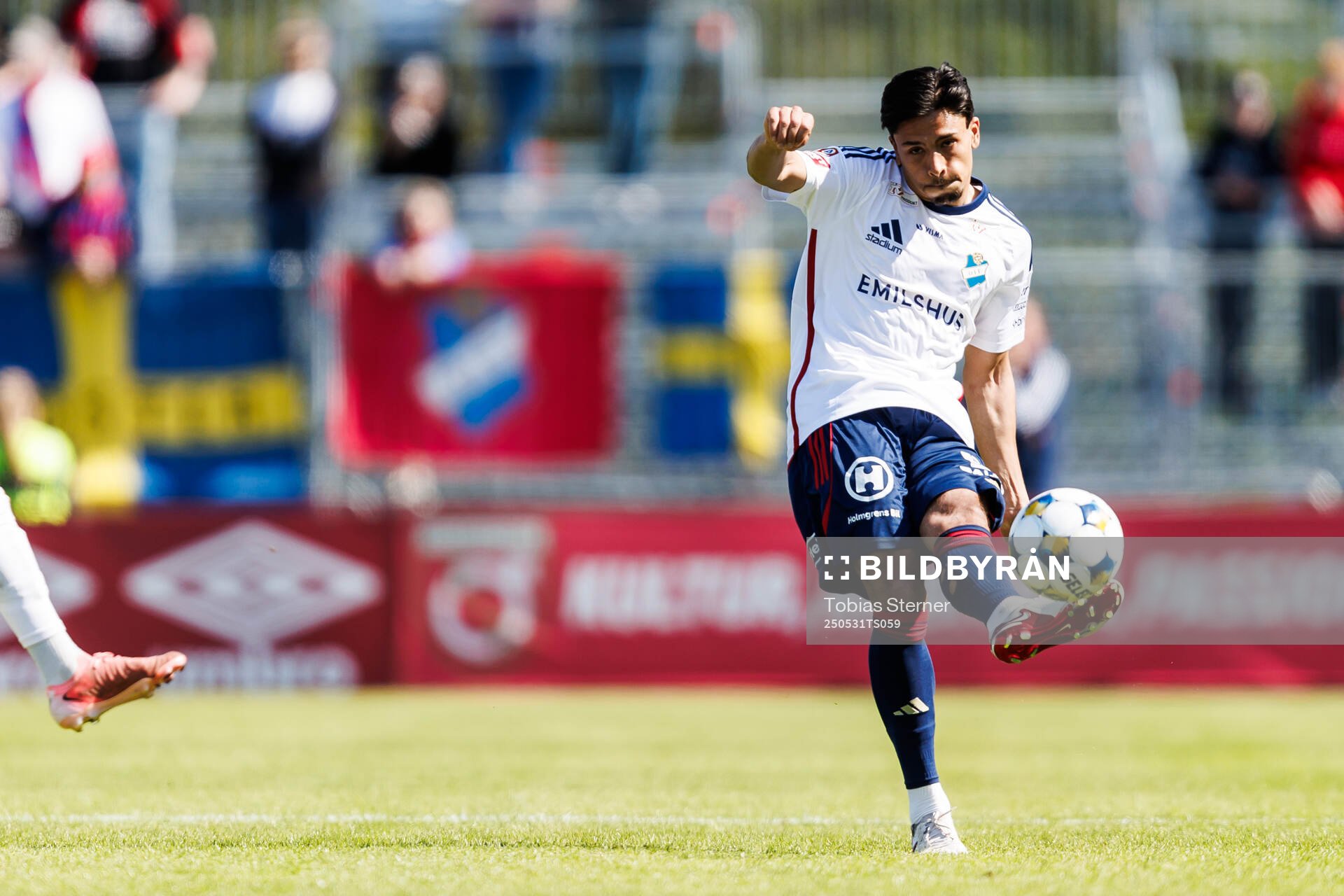 Östers Lukas Bergquist under fotbollsmatchen i Allsvenskan mellan Degerfors och Öster den 31 maj 2025 i Degerfors. 