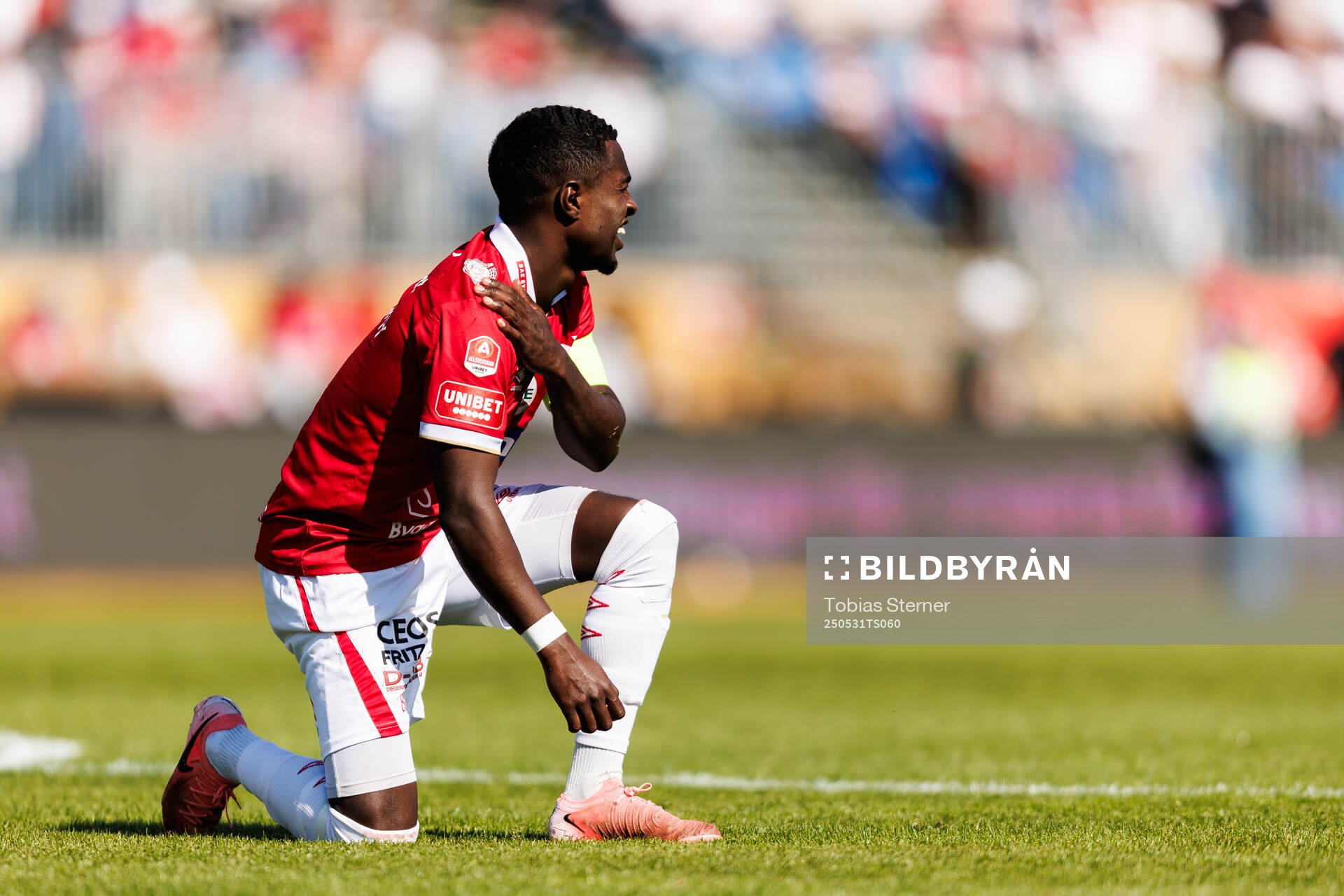 Degerfors Nahom Netabay har ont under fotbollsmatchen i Allsvenskan mellan Degerfors och Öster den 31 maj 2025 i Degerfors. 