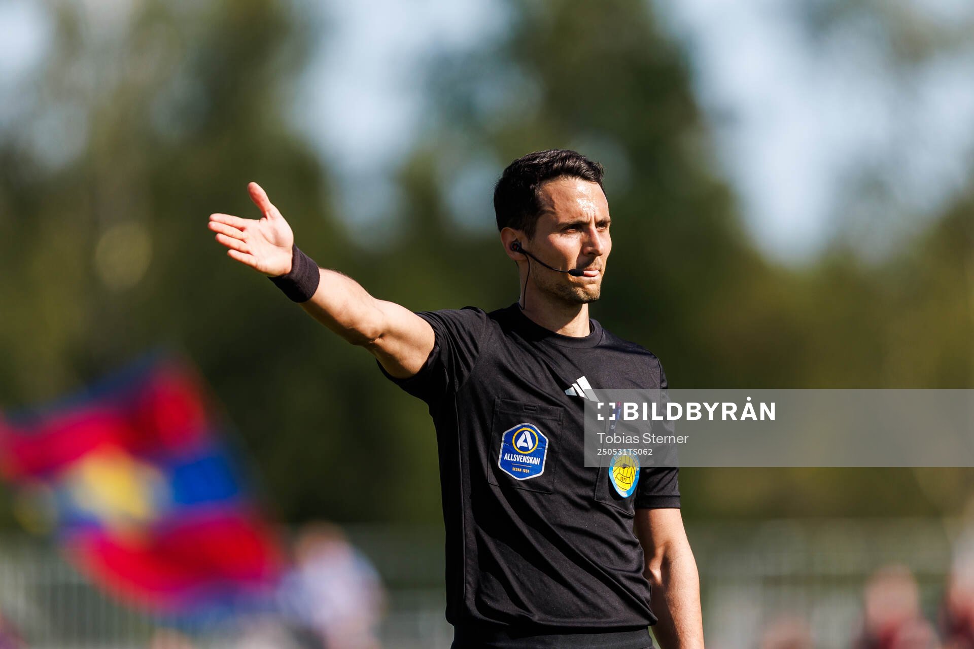 Domare Adi Aganovic under fotbollsmatchen i Allsvenskan mellan Degerfors och Öster den 31 maj 2025 i Degerfors. 