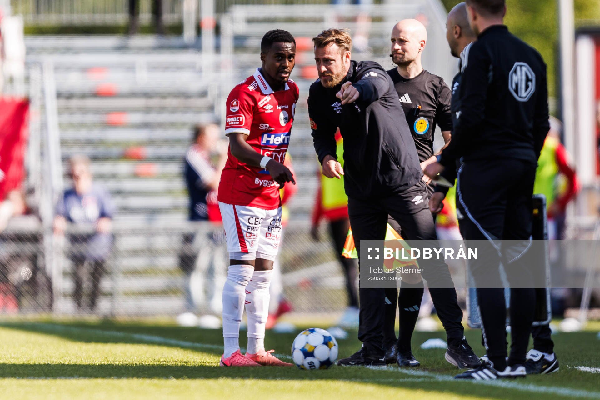 Degerfors Nahom Netabay och tränare William Lundin under fotbollsmatchen i Allsvenskan mellan Degerfors och Öster den 31 maj 2025 i Degerfors. 