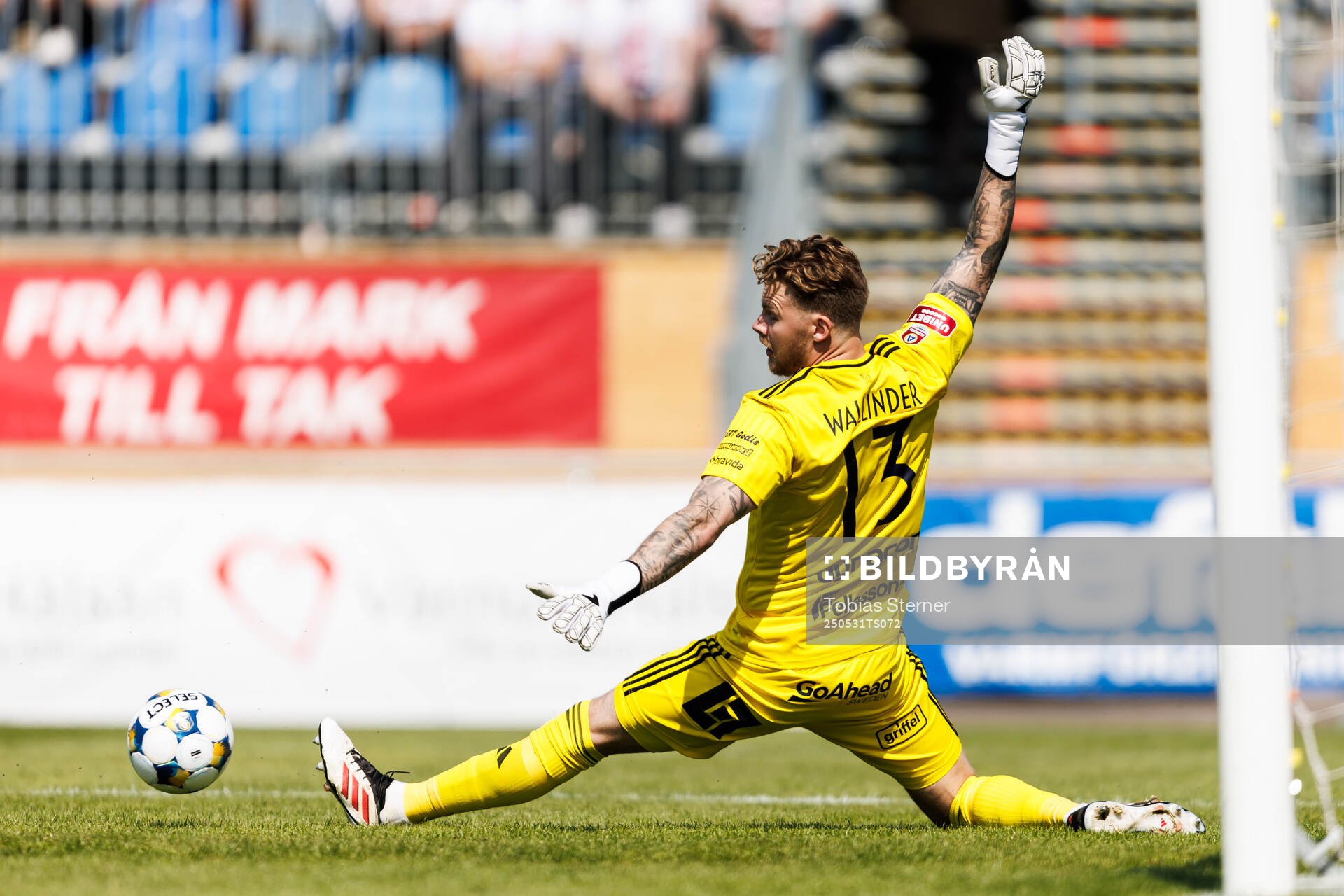 Östers målvakt Robin Wallinder under fotbollsmatchen i Allsvenskan mellan Degerfors och Öster den 31 maj 2025 i Degerfors. 