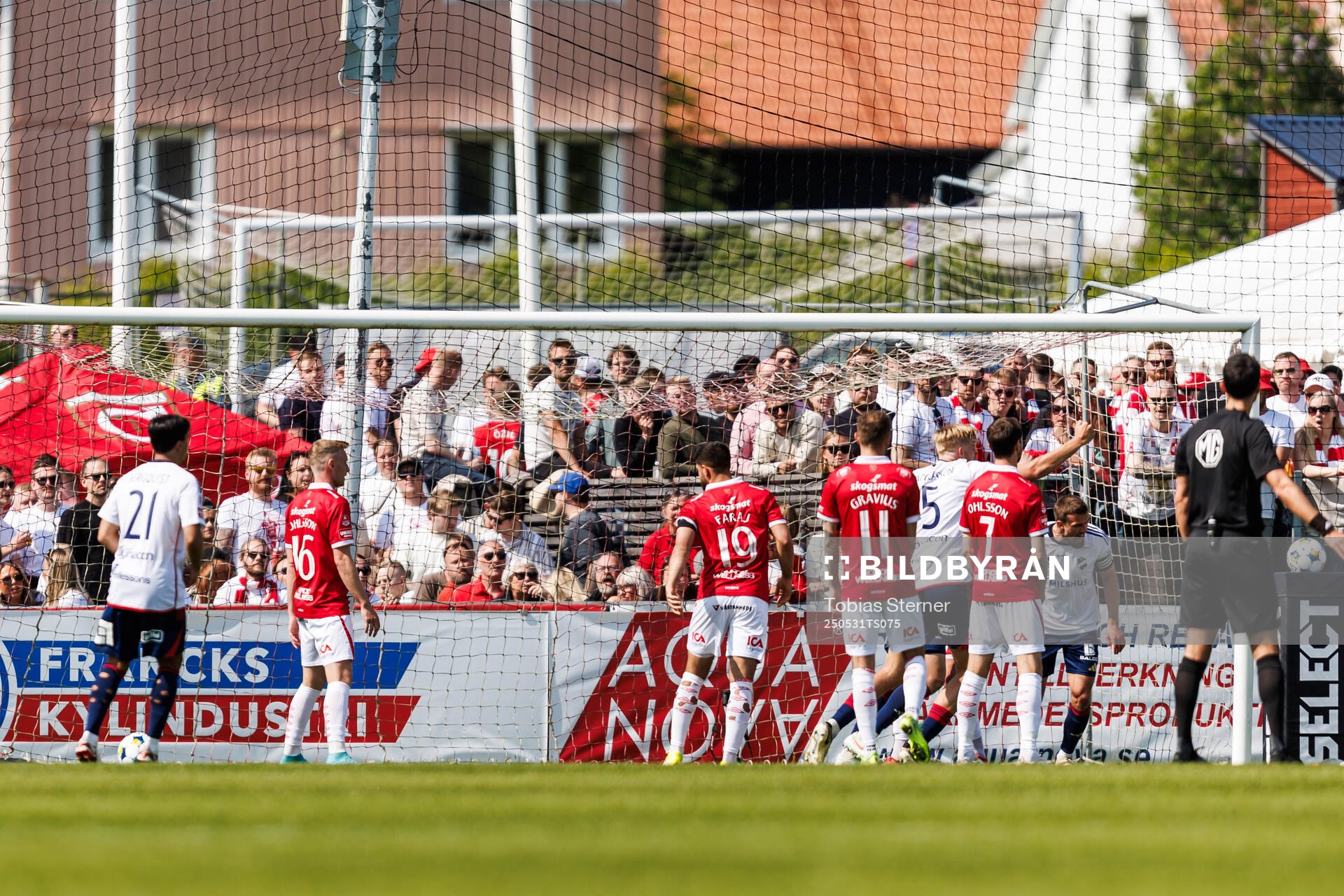 Östers spelare jublar och Degerfors spelare deppar