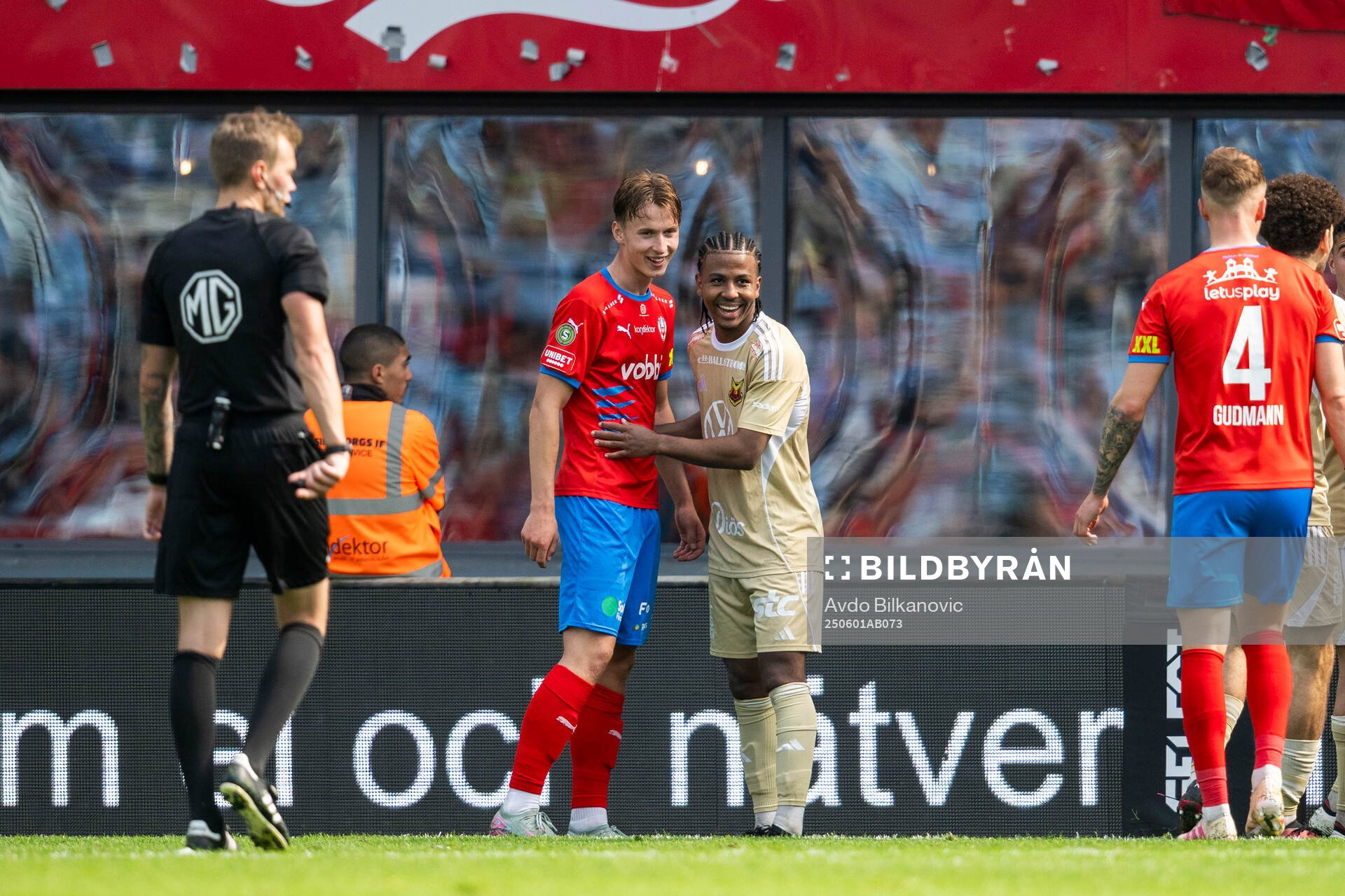 Helsingborgs Lukas Kjellnäs och Östersunds Nebiyou Perry