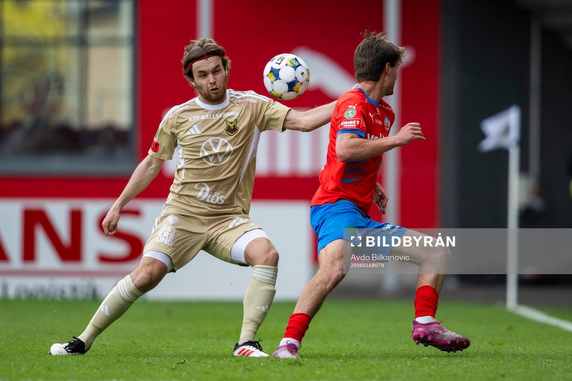 Helsingborgs Wilhelm Loeper lyfter bollen förbi