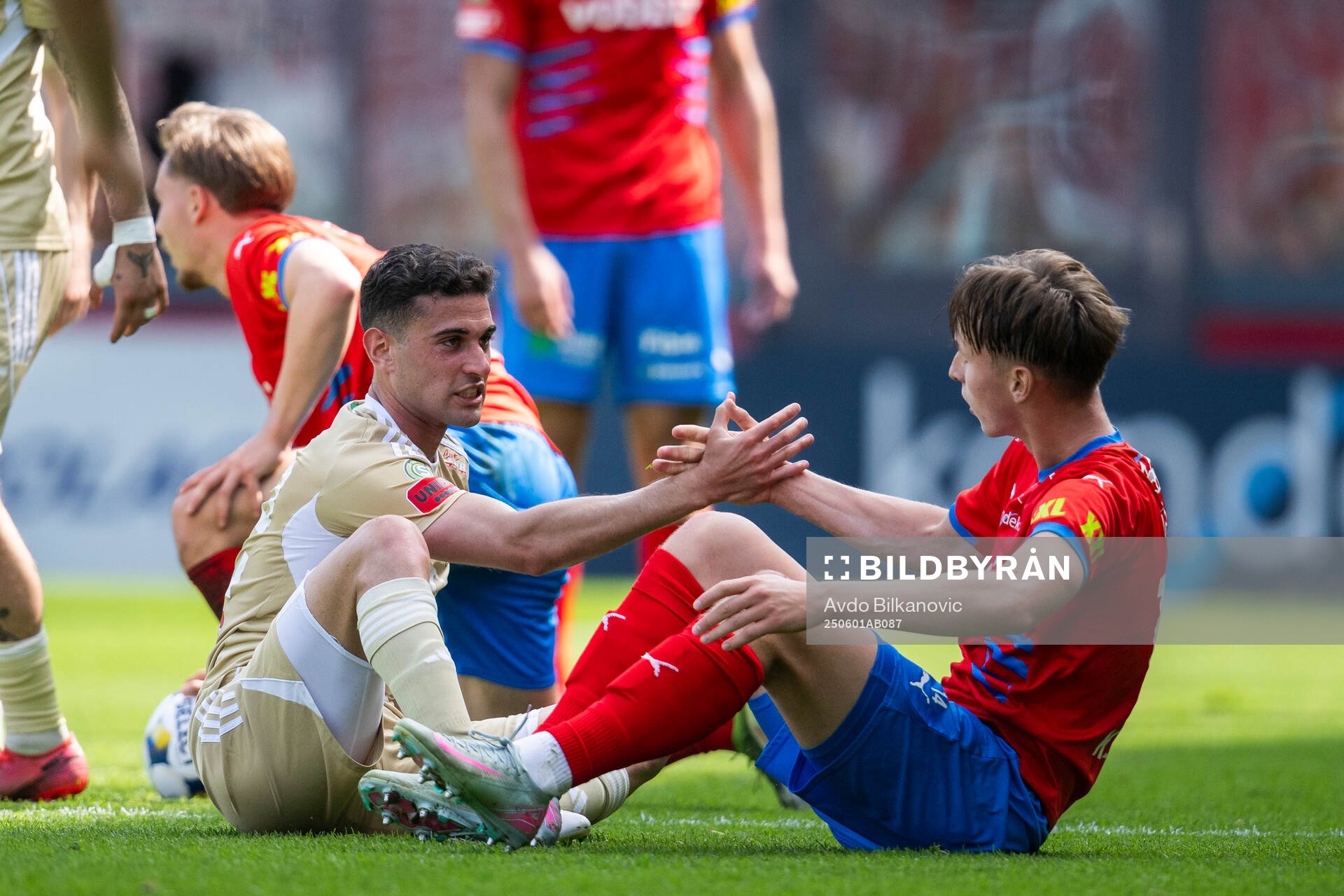 Helsingborgs Lukas Kjellnäs och Östersunds Ahmed Bonnah