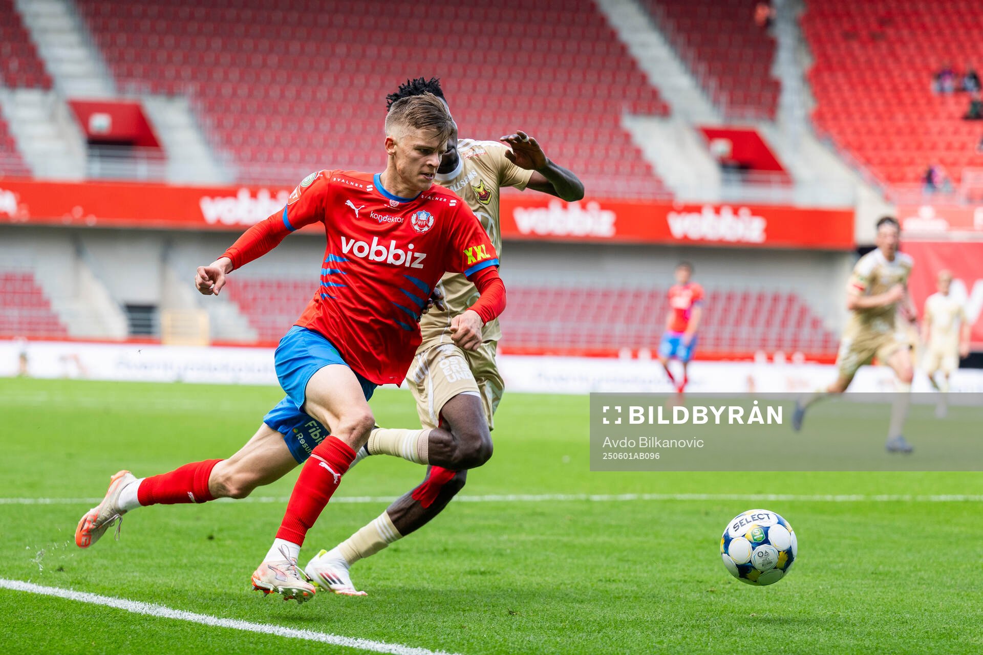 Helsingborgs Adrian Svanbäck och Östersunds Sunday Anyanwu